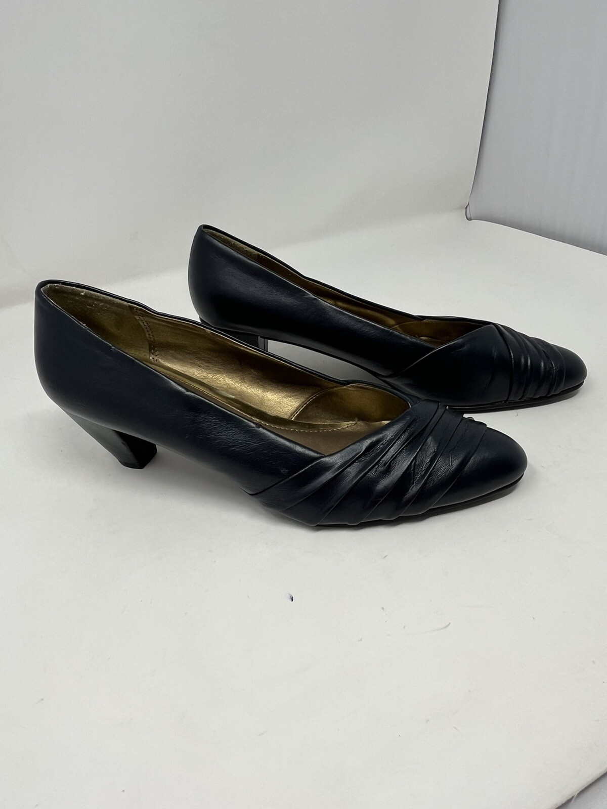 Hush Puppies Soft Style, Navy Blue Leather Heels Used Good Condition sz. 9M GHI8