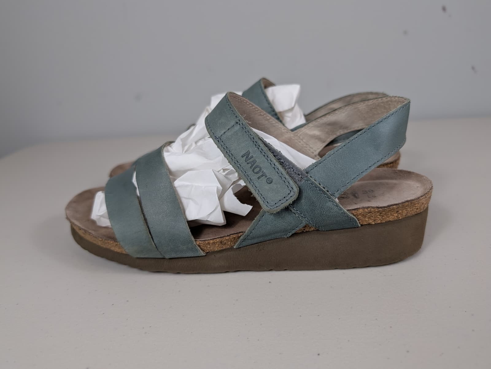 Naot Women’s Kayla green leather sandals size 8