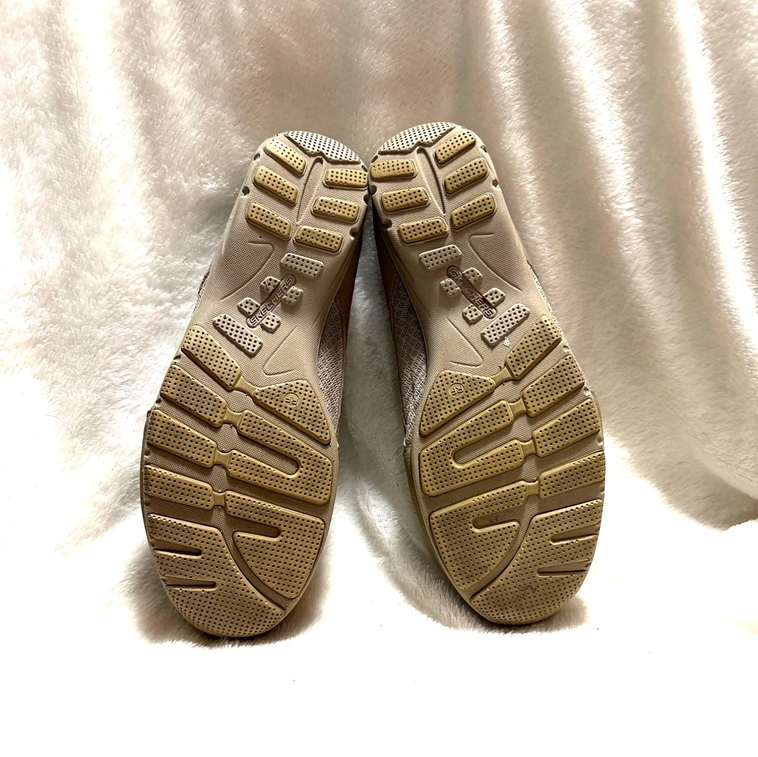 Skechers Womens Beige Slip-On Shoes Size 10 US UK 7 EUR 40 Synthetic/Textile Upp