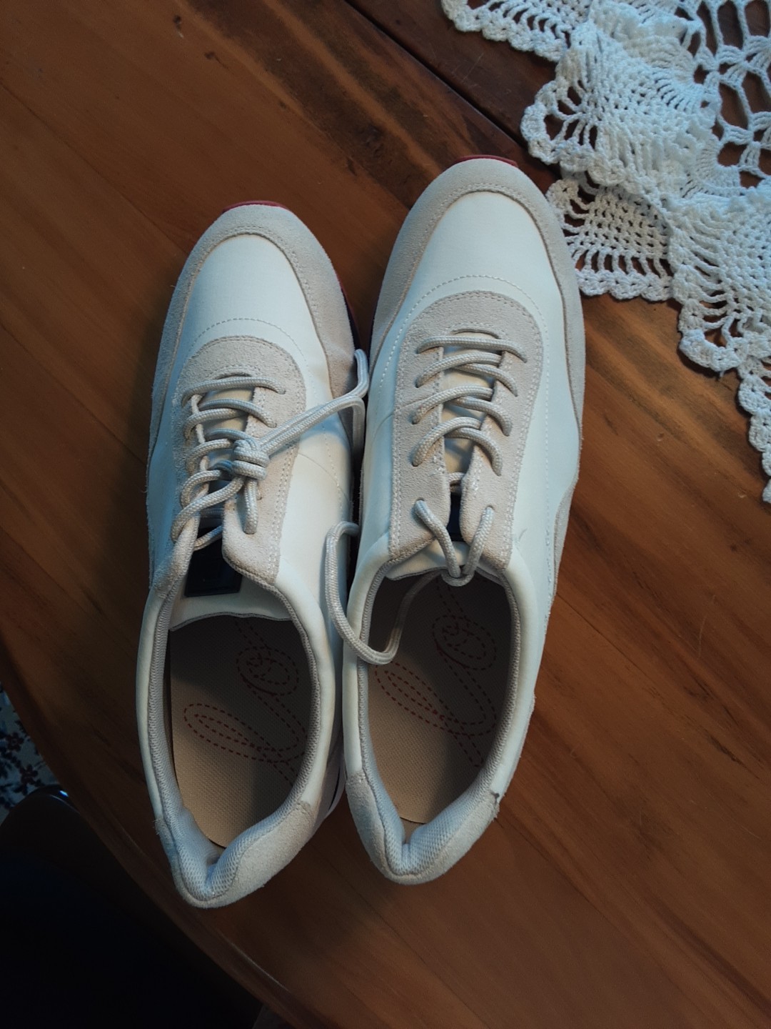 ED Ellen Degeneres Fabrey Sneakers Size 10 Beige Red Lug Sole