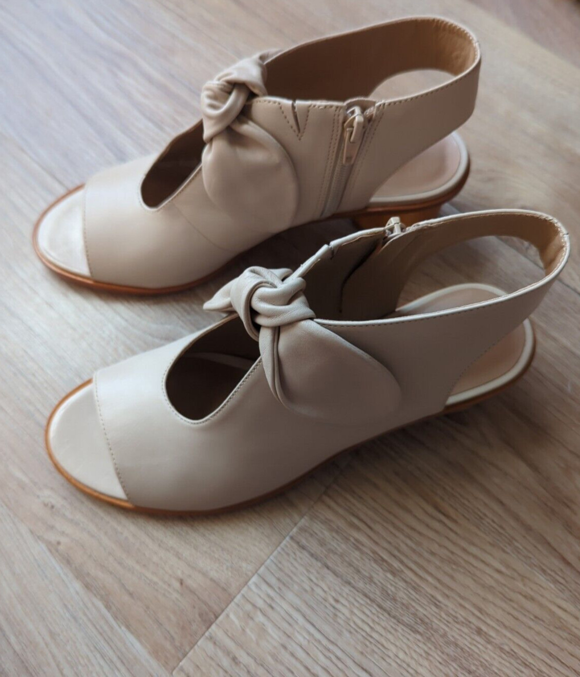 Bernardo Luna Lizzie Peep Toe Bow Sandal Womens 8 Pale Tan Beige Nude