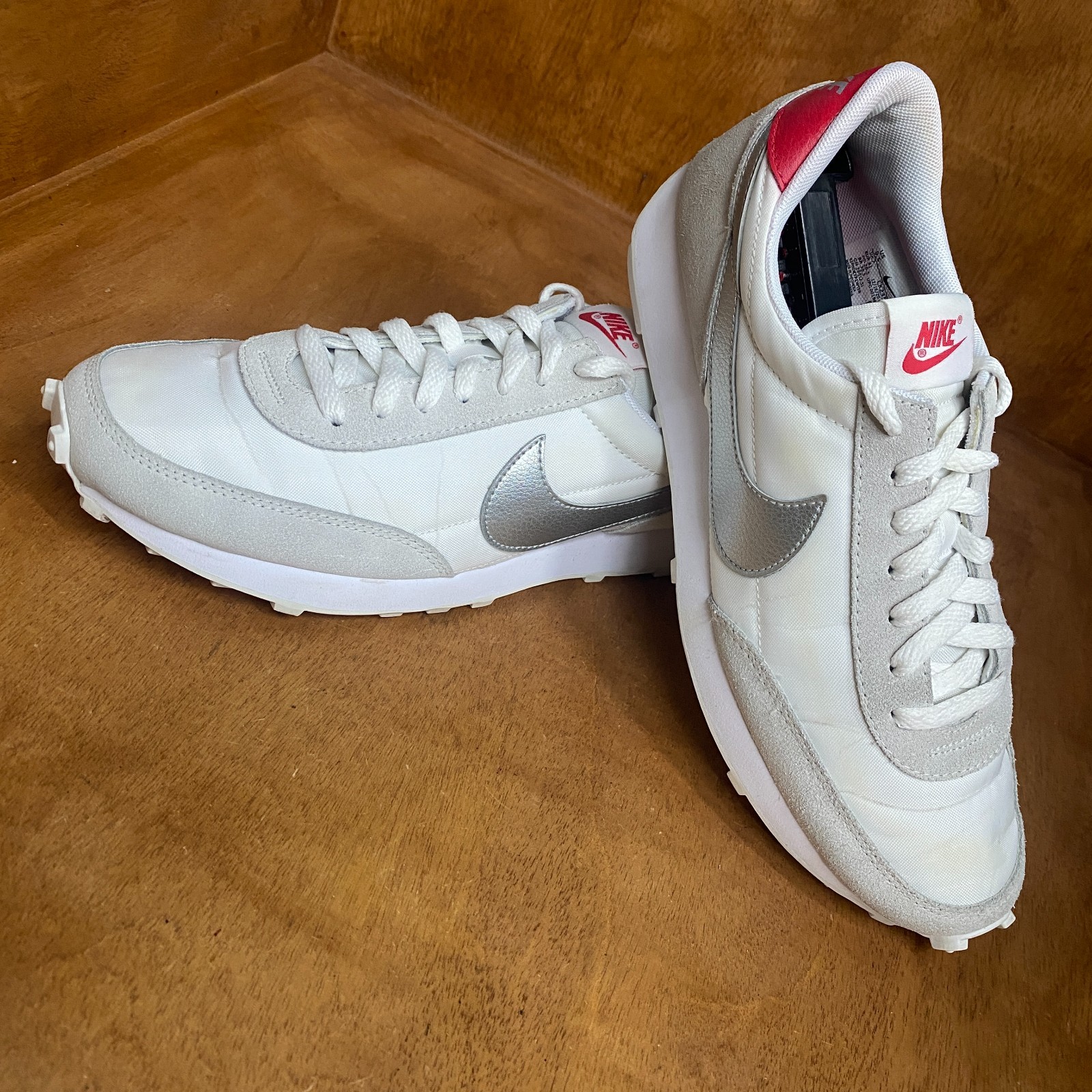 Nike Daybreak Running Shoes Womens Sz 9.5 Summit White Red Sneakers CK2351-105
