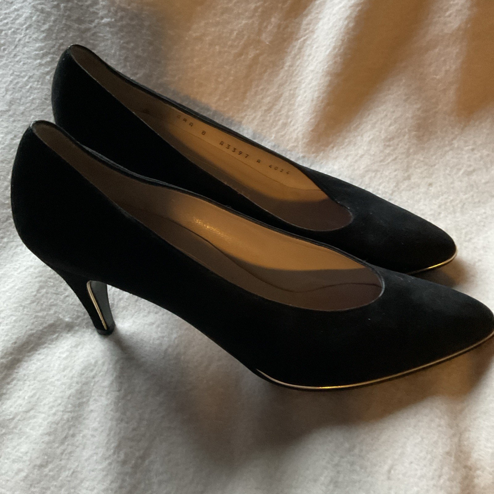 Bruno Magli BLACK Vintage Suede Pumps, Slip On 3.25″ HEEL Size 8AAA