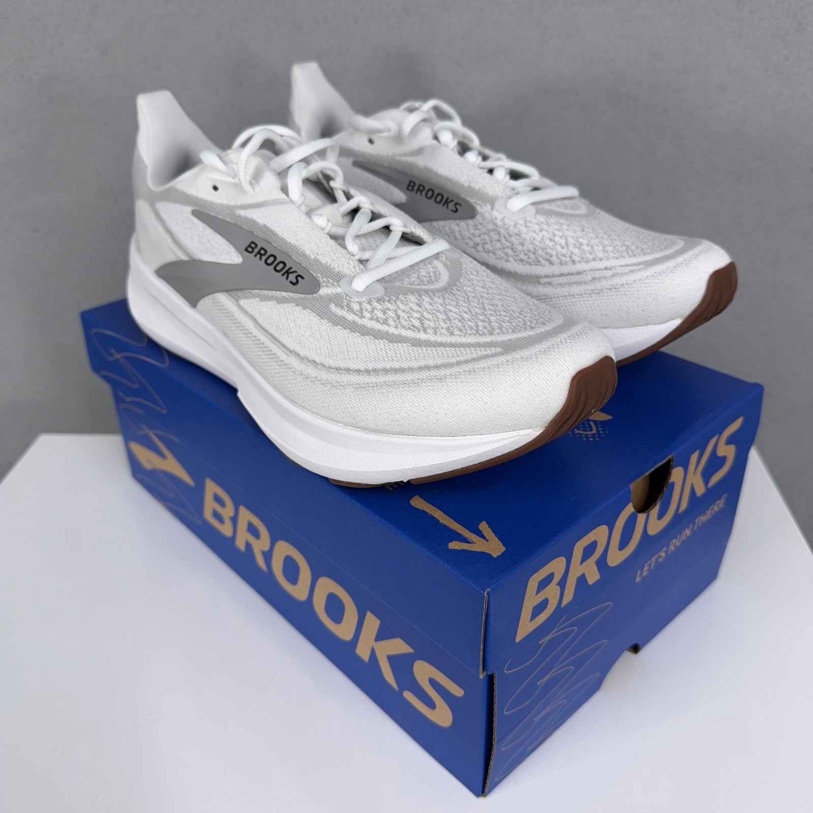 Brooks Shoes Womens Size 10.5 White Revel 9 Lightweight Running Sneakers Mesh