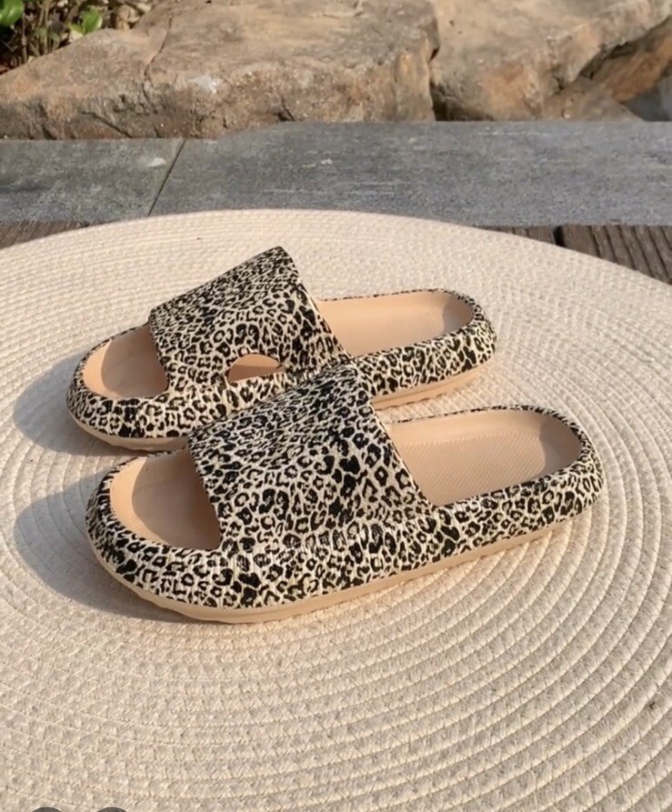 Women’s Size 7 1/2-8 Leopard Print Slides Lightweight Open Toed Slip On Shoes