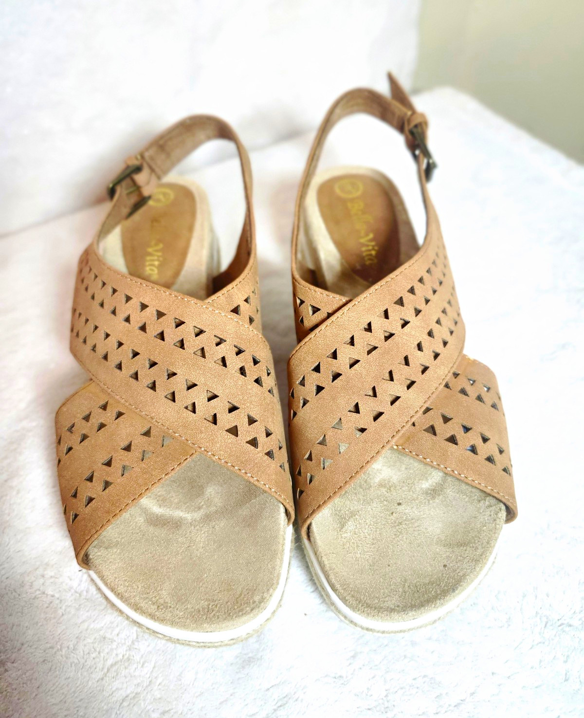 Bella Vita Women’s Tan Wedge Sandals Cut-Out Buckle Size 7 US