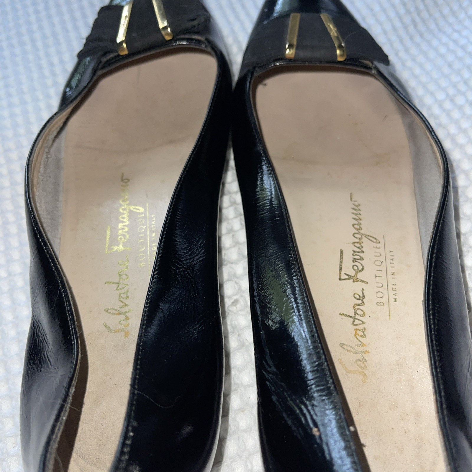VINTAGE SALVATORE FERRAGAO PATENT LEATHER FLATS WITH A SUEDE DIVIDED BOW 9AAA