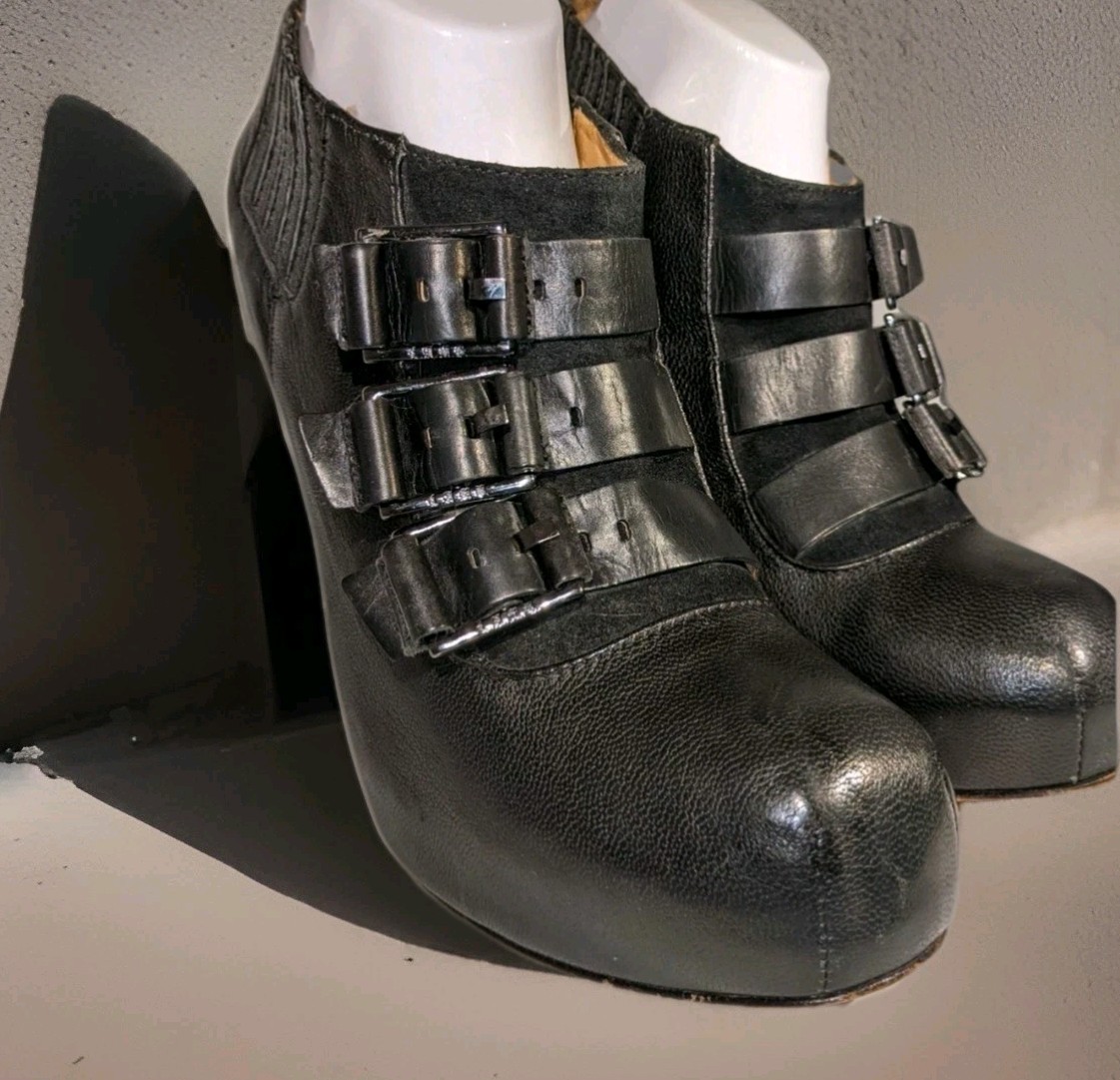 L.A.M.B. Gwen Stefani Sz 10 Blk King Triple Buckle Bootie Stiletto Heels Pumps