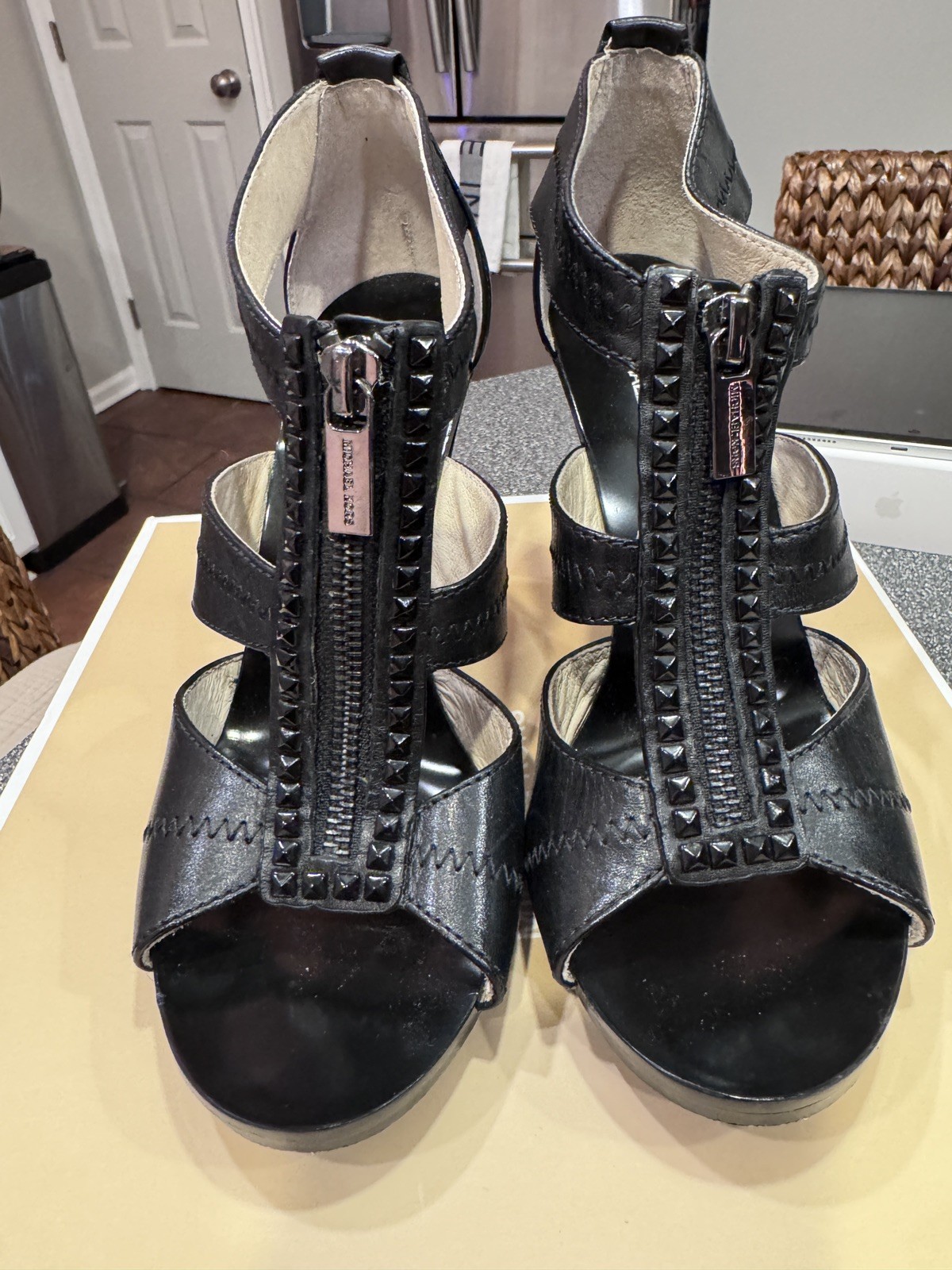 MICHAEL KORS BERKLEY CLASSIC BLACK PYRAMID STUDS LOGO ZIPPER WOMENS US 6.5