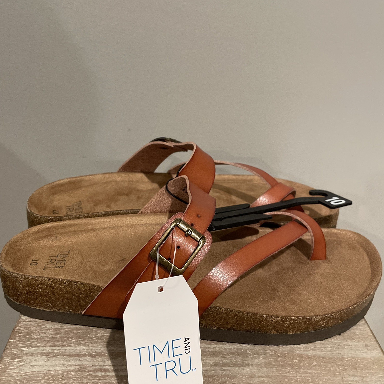 Time and Tru Women’s Brown Cognac Thong Sandals Size 10 NEW with Box