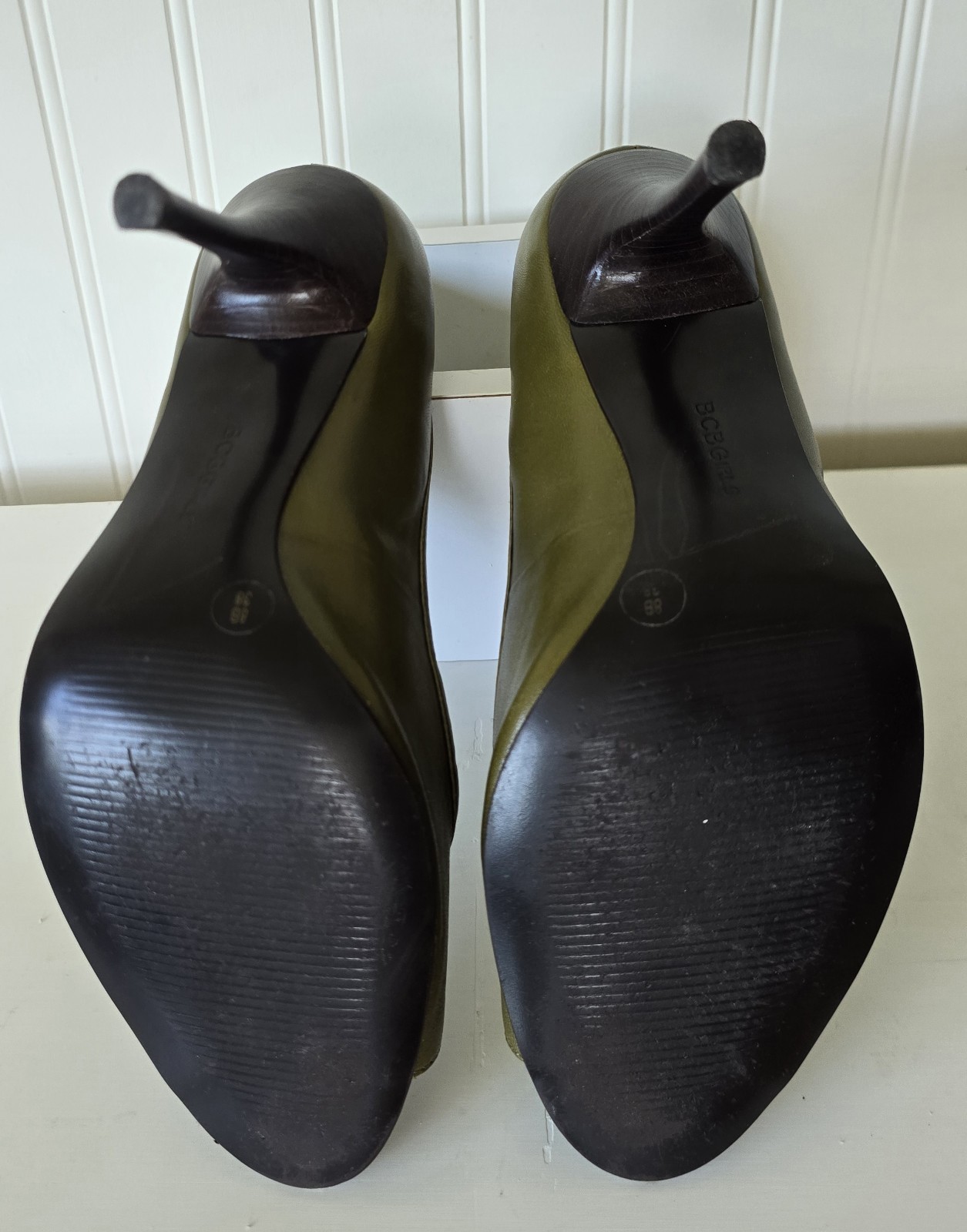 BCBG Girls Olive Green Peep-Toe W Wooden Heel Pump & Flower Applique Womens S 8