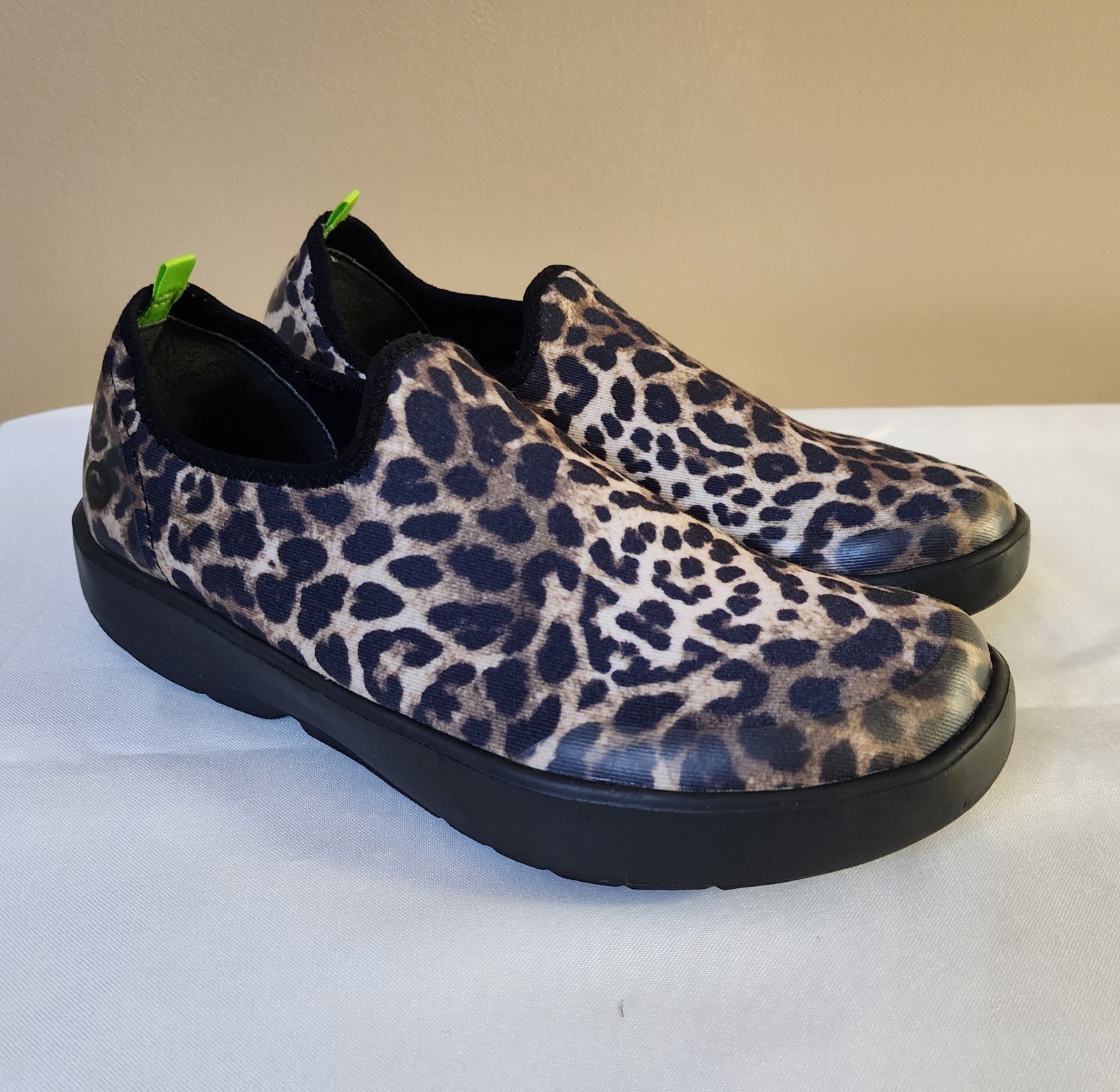 OOFOS OOmg eeZee Low Women’s Size 40.5 Leopard Recovery Shoe fits like size 9.5