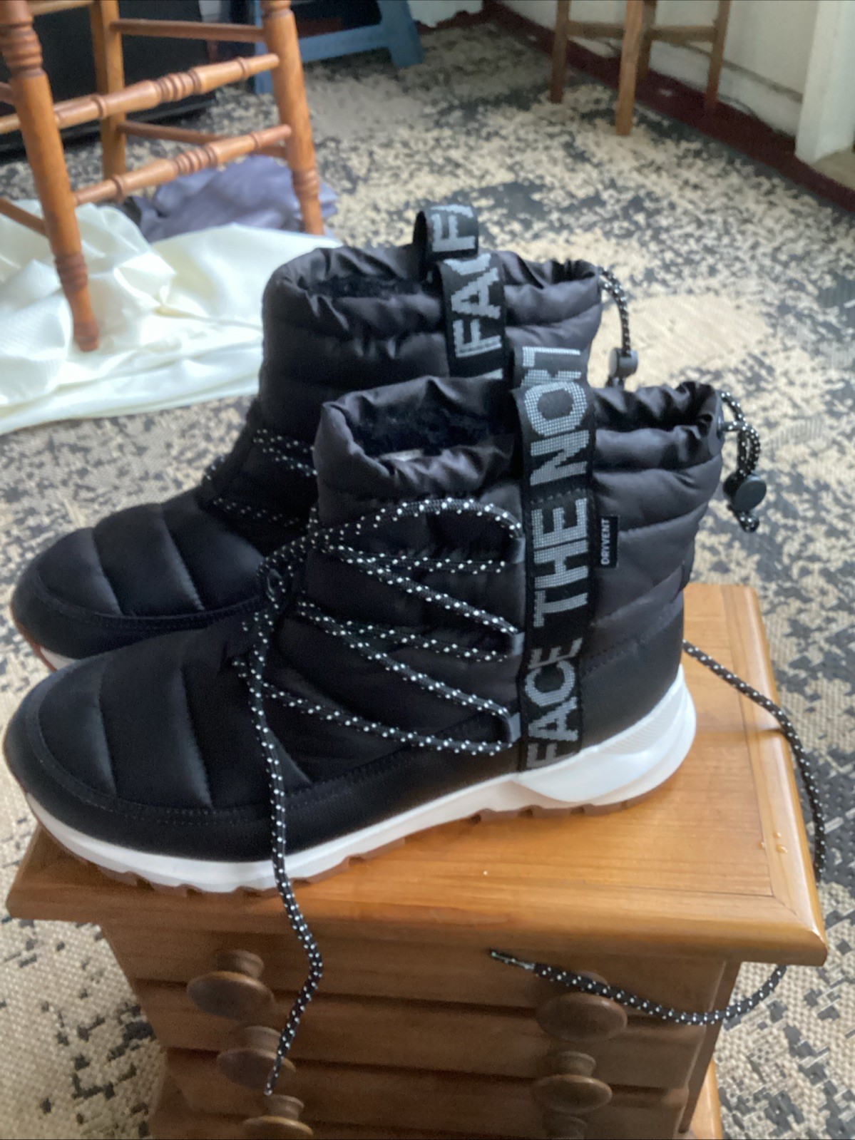 Women’s The North Face ThermoBall Lace Up Luxe Waterproof Winter Boots. Size 9