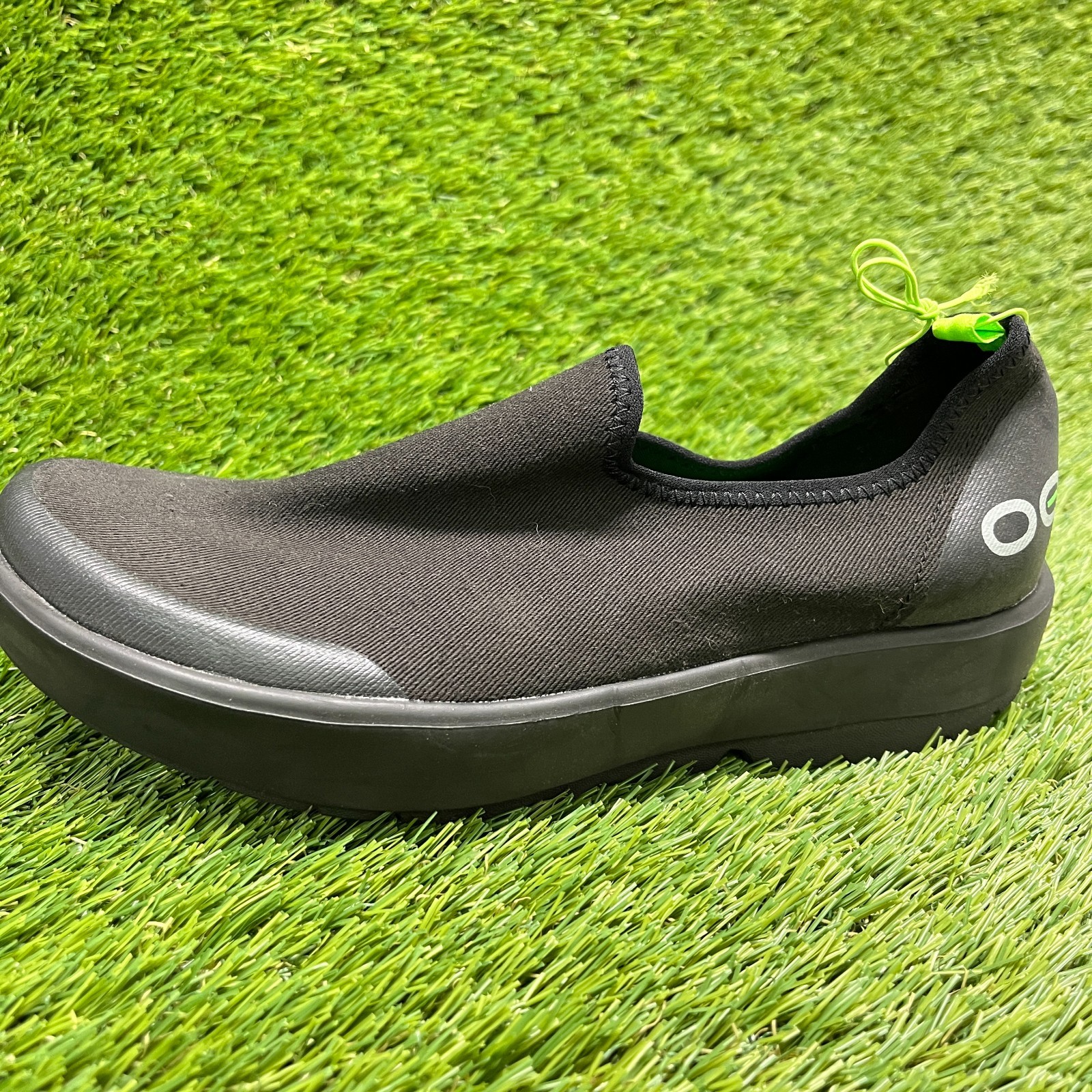 OOFOS OOmg eeZee Low Womens Size 8.5 Black Casual Walking Slip On Recovery Shoes