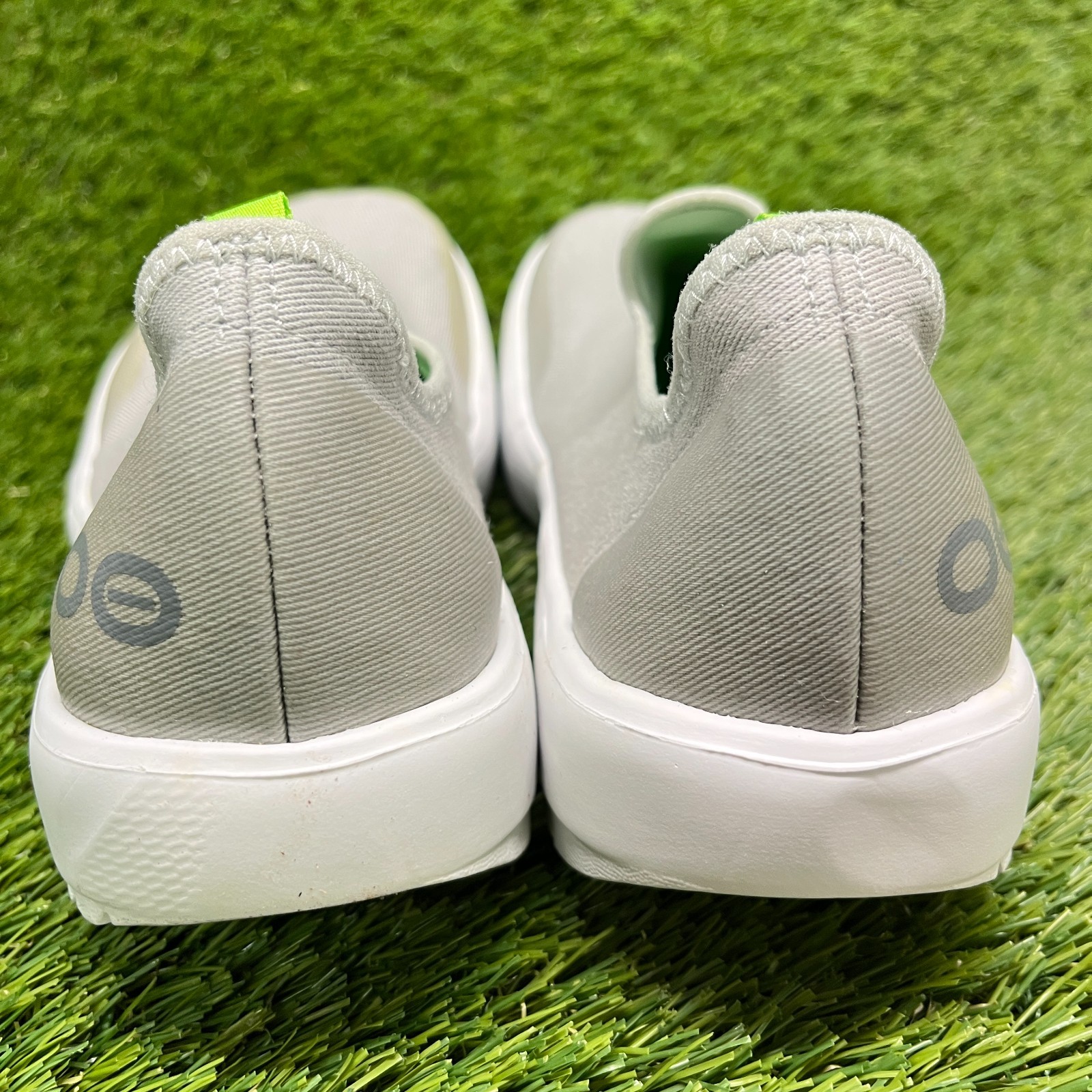 OOFOS OOmg eeZee Low Womens Size 7.5 Gray White Casual Slip On Recovery Shoes