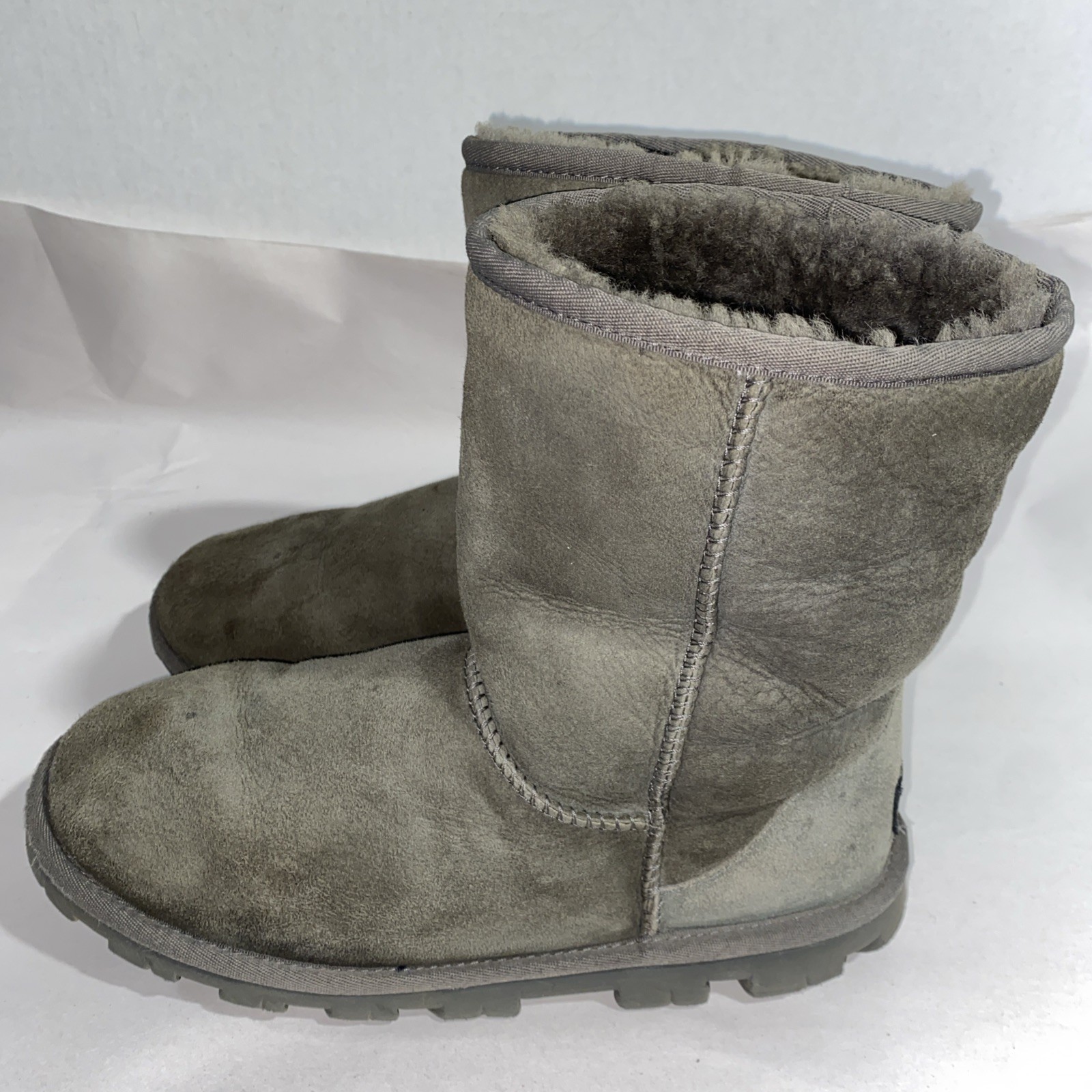 UGG Essential Short 5835 Gray Women’s Size 9 Snow Boots Lined Suede
