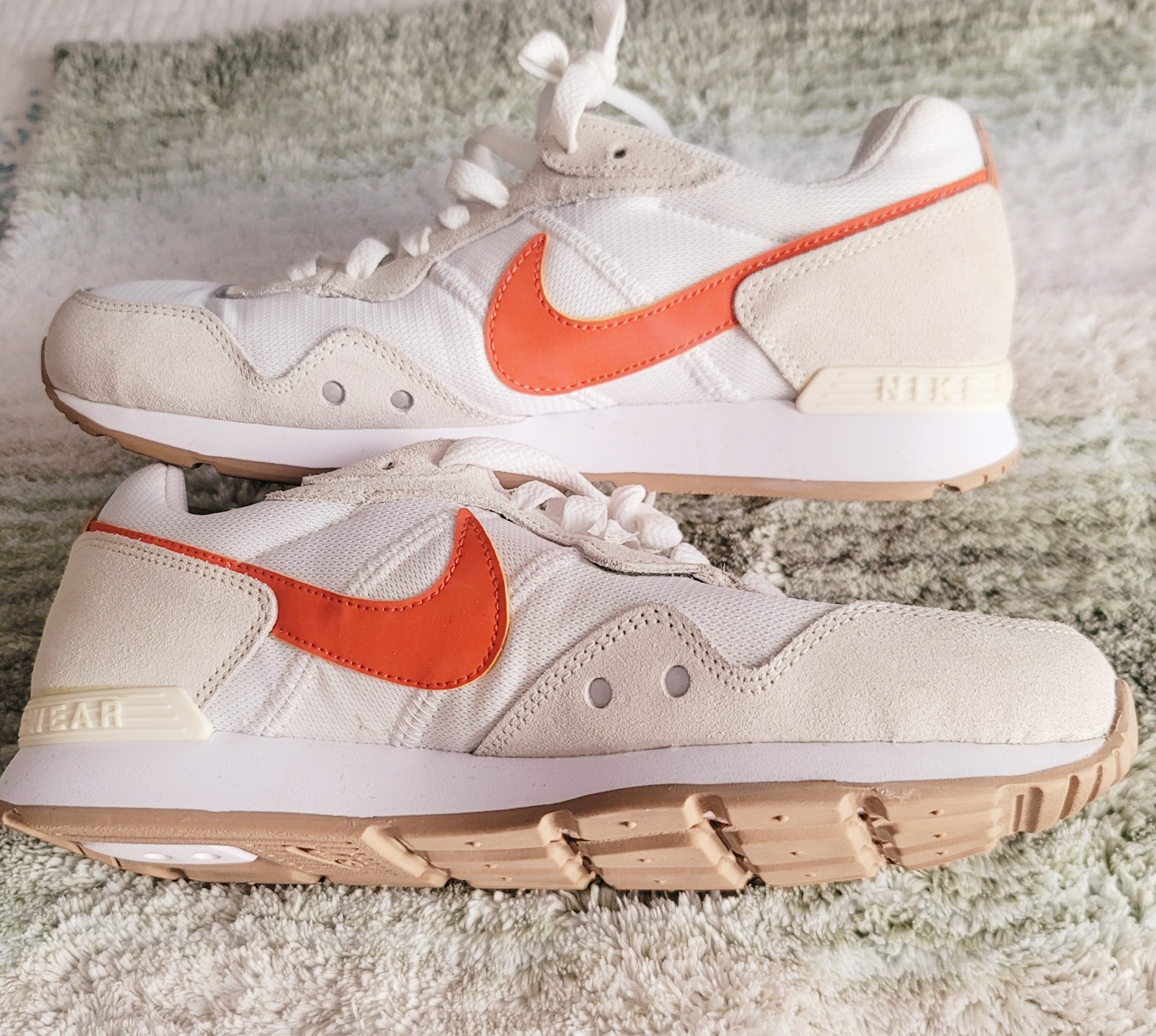 Nike Venture Runner White Orange Beige Mesh Suede Low Top Athletic Sneaker