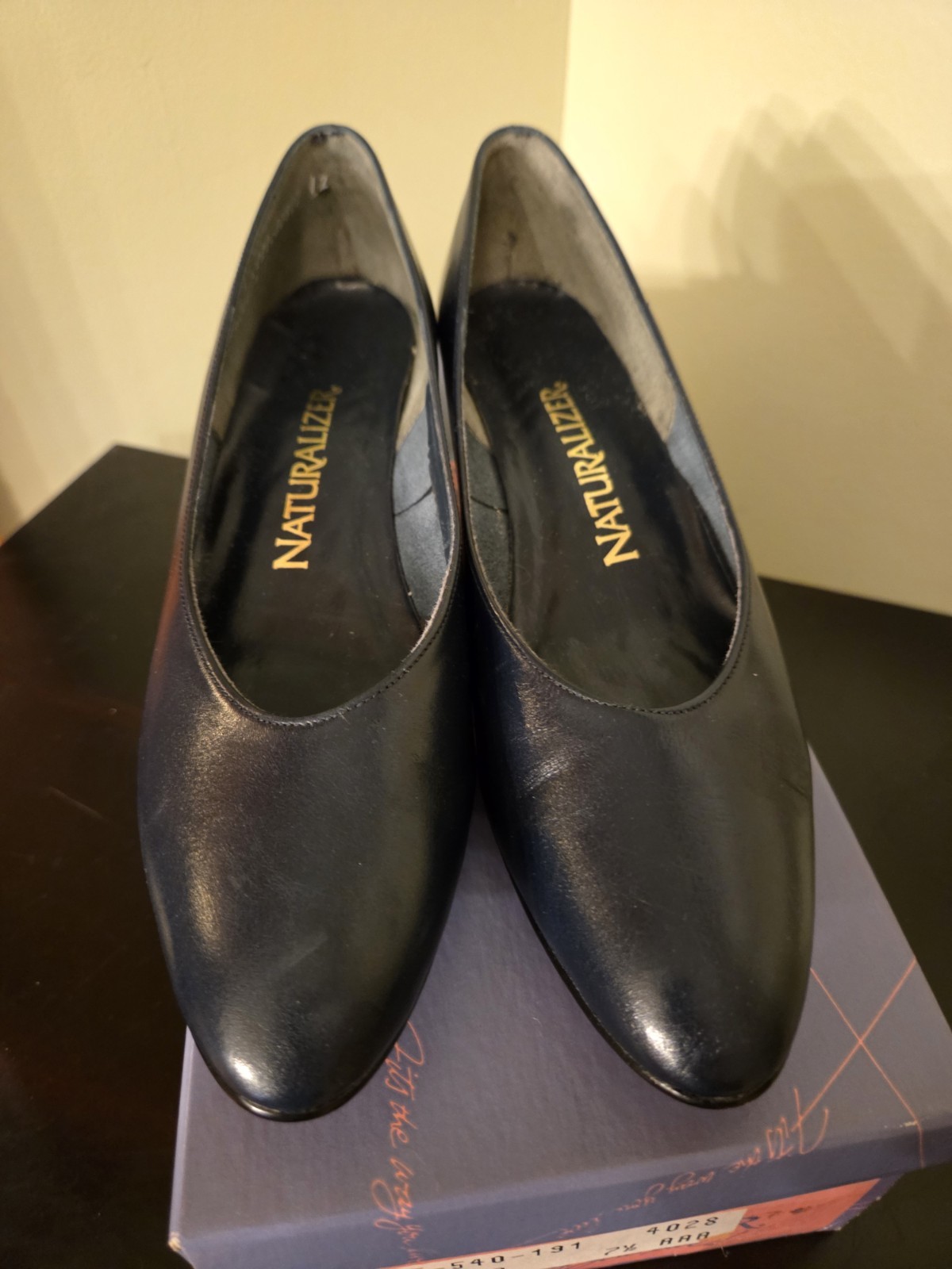 Vintage 7.5 AAA NARROW WIDTH Naturalizer Womens Navy Blue Leather 1.5″ Heels NEW