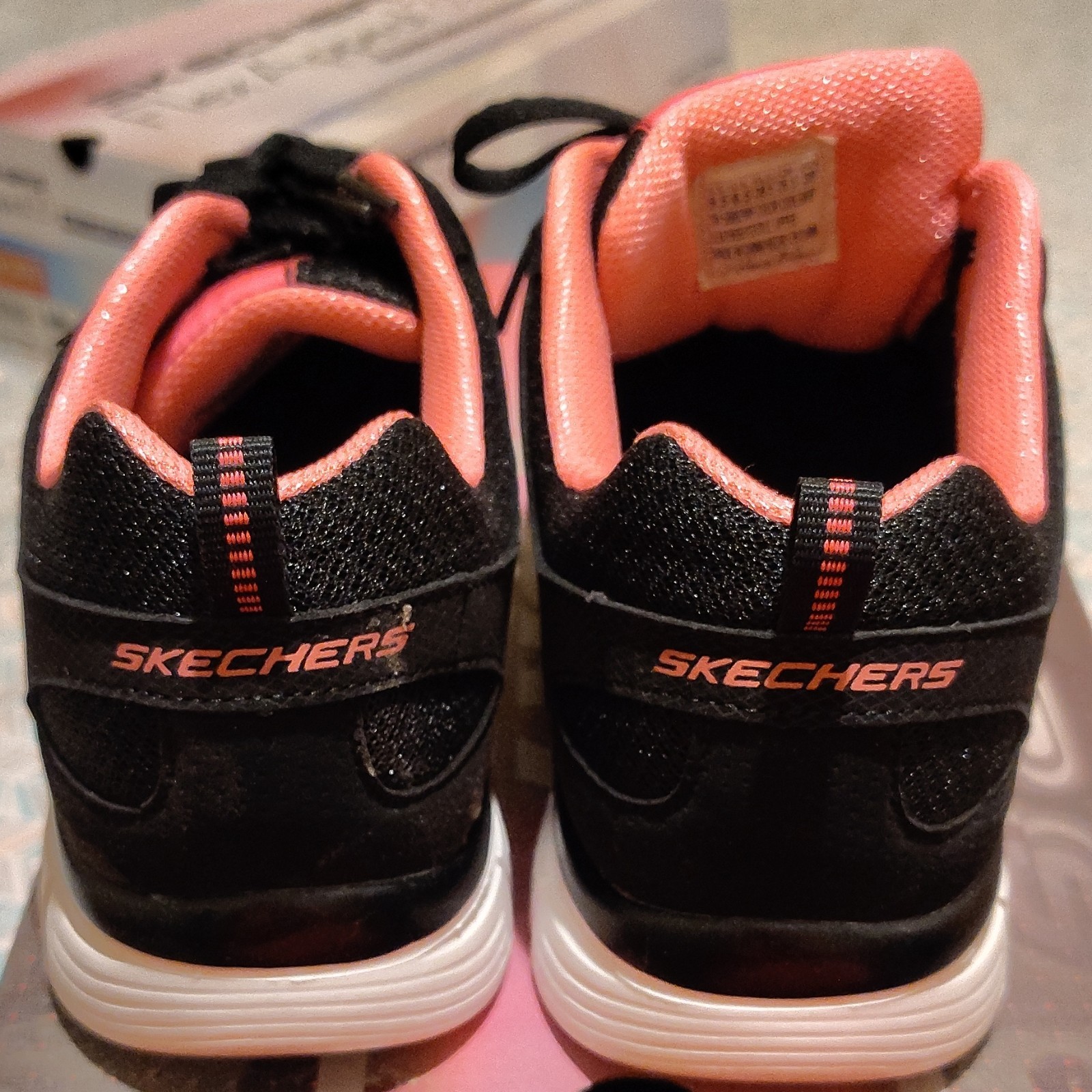 RARE SKECHERS Graceful 2.0 Romance Novel Women’s Wide Fit Athletic Sneaker Black
