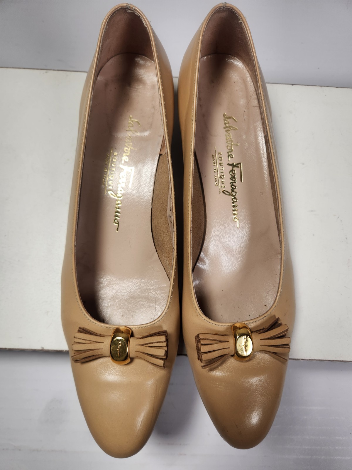 Salvatore Ferragamo Boutique Womens Beige Leather Tassel Low Heel Pump 9.5 AAA