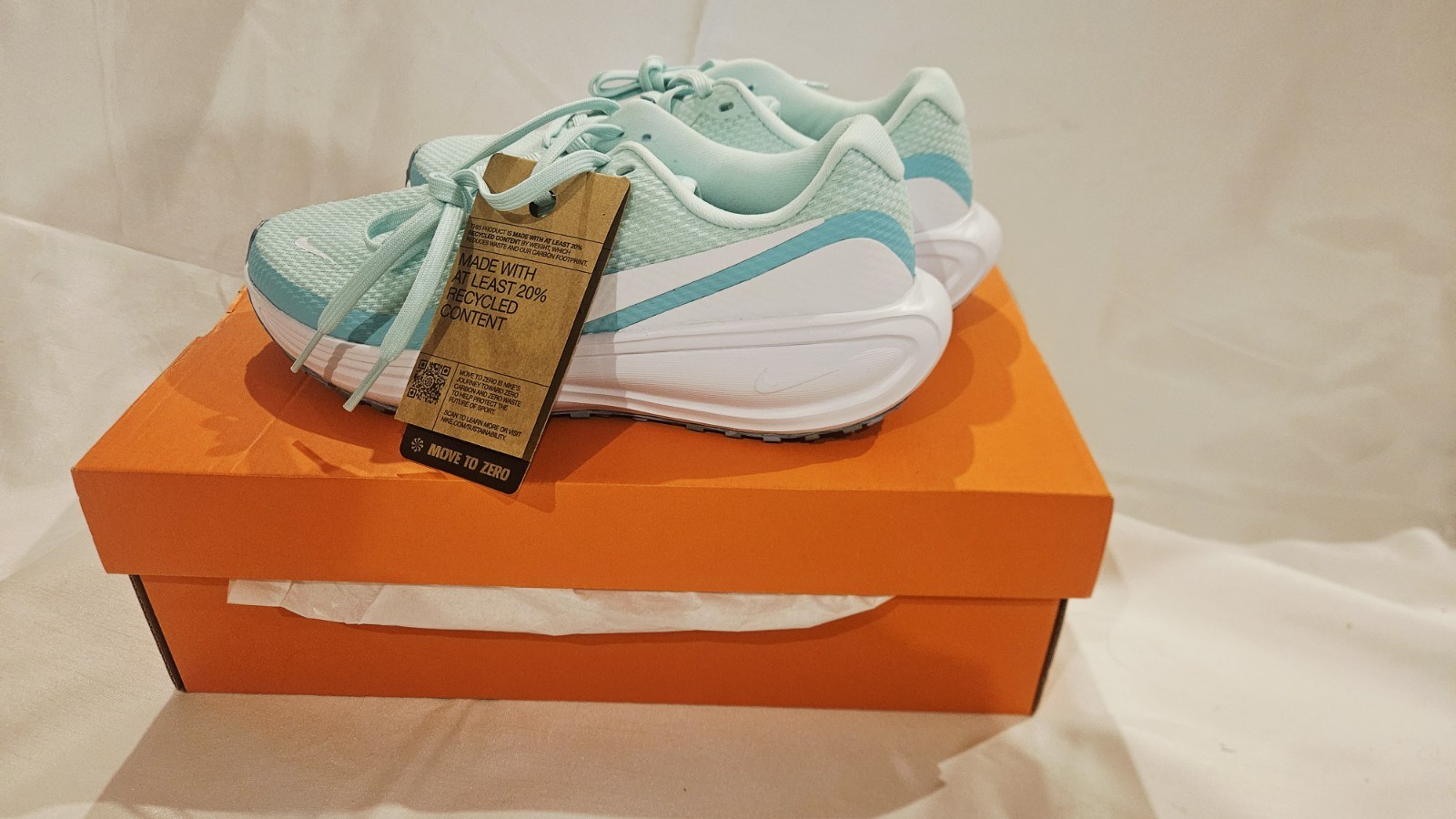 Nike Revolution 8 Woman’s Size 6 Mint Foam Bleached Turquoise White HJ8485-300