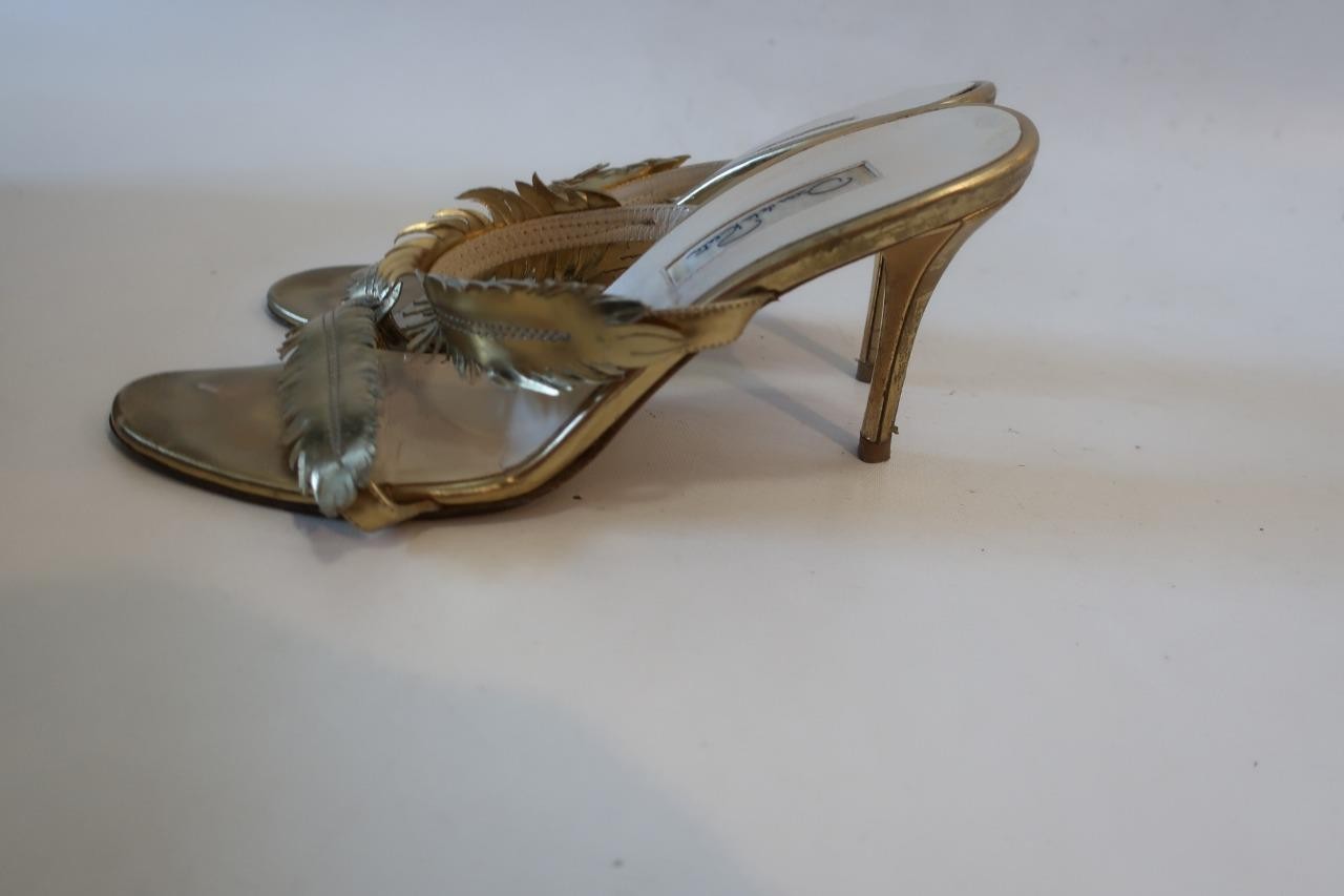 Womens Oscar de la Renta Gold Leather Feather Embellished Heeled Sandals 38 US/8