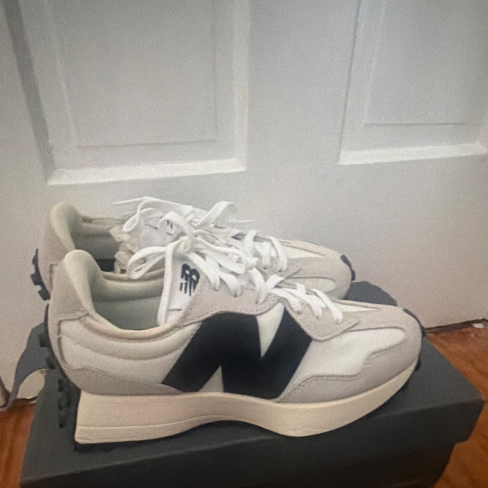 New Balance 327 Women’s Low Top Lace-Up Colorblock Sneakers White/Black/Gray