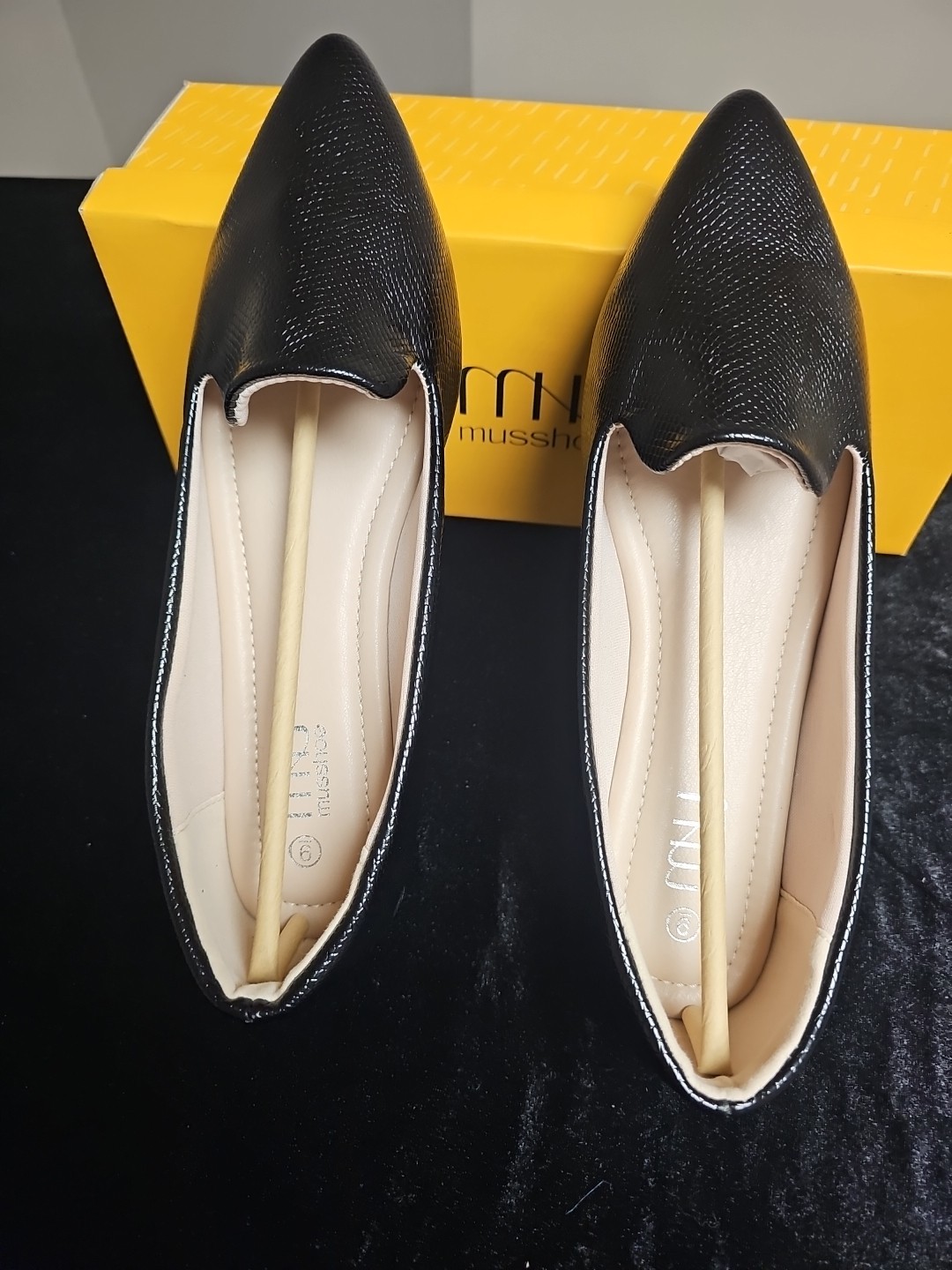 New Musshoe Womens Flat Black Snakeskin Design Size 9