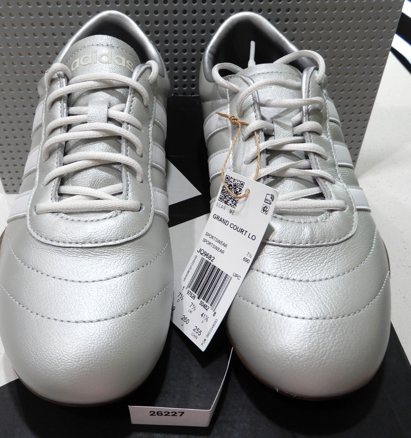 New & Authentic! Women GRAND COURT LO -Size 9 Women- Silver Metallic /White