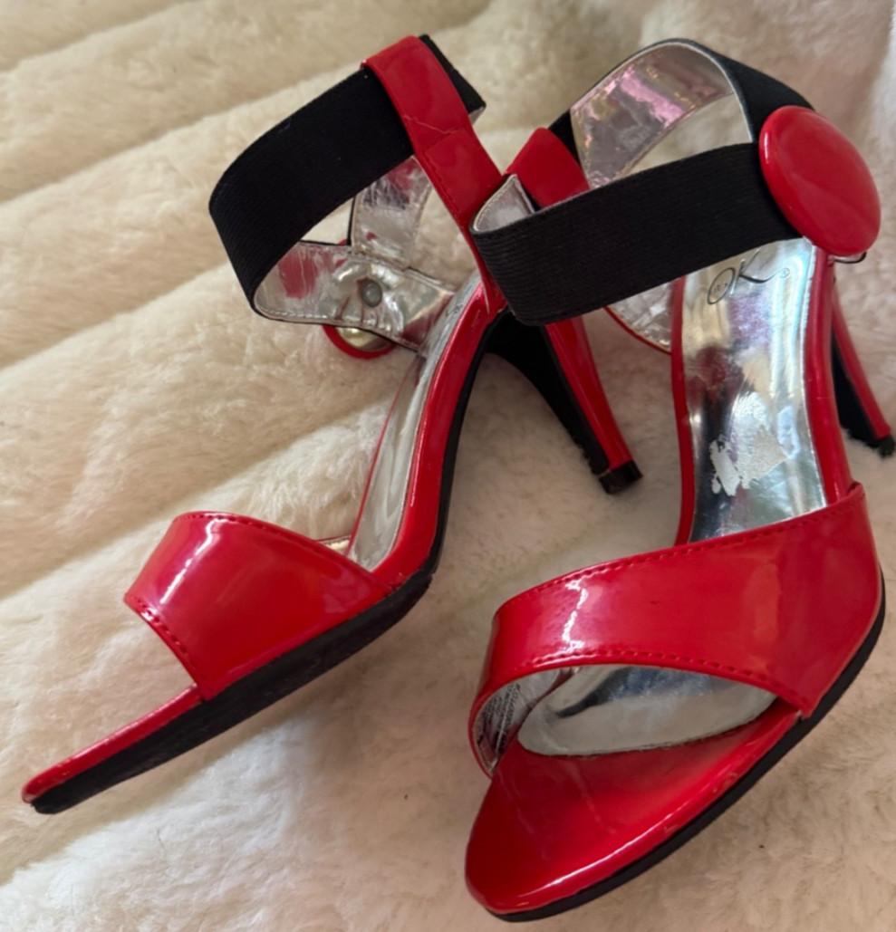 OK SIZE 5.5 Red Patent Leather Covered Side Disc Black Faux Sede Ankle Strap NWO