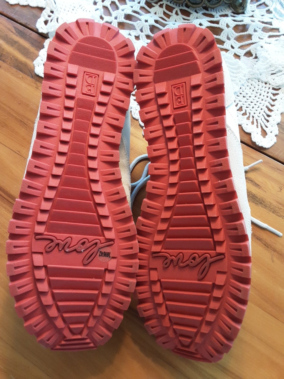ED Ellen Degeneres Fabrey Sneakers Size 10 Beige Red Lug Sole