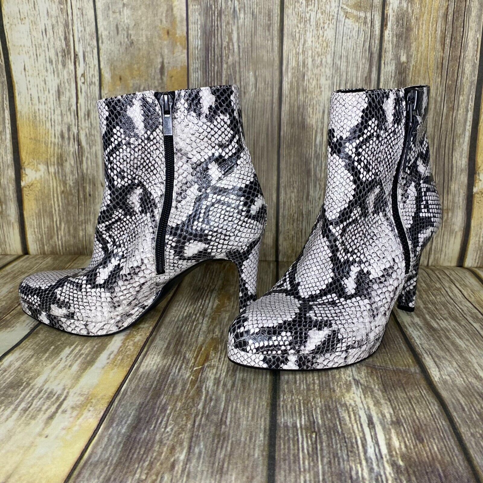 NWOT Womens Naturalizer «Tiana» Snake Print 2.5 in Heeled Bootie size 6.5