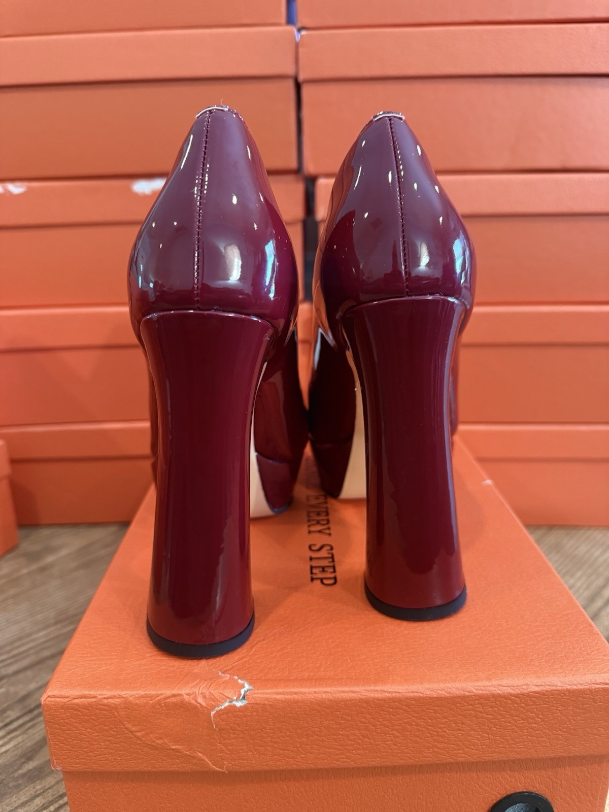 Women’s Size 7 Maroon Patent Leather 5″ Platform Heel – A2000
