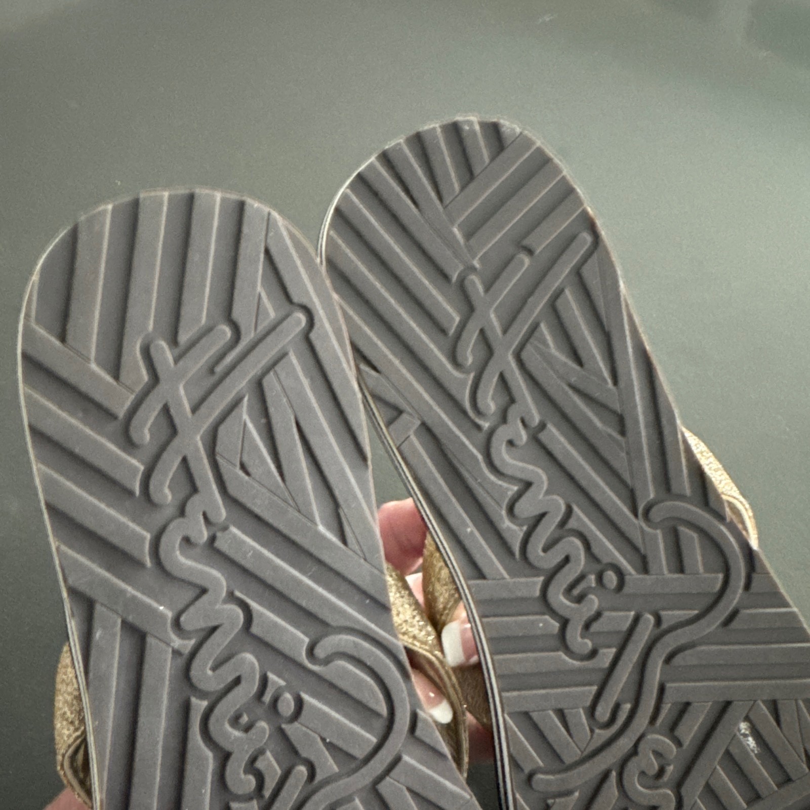 NEW Vtg Henri Bendel Signature GOLD Brown White Striped Flip Flops SZ 9/10 w/Bag
