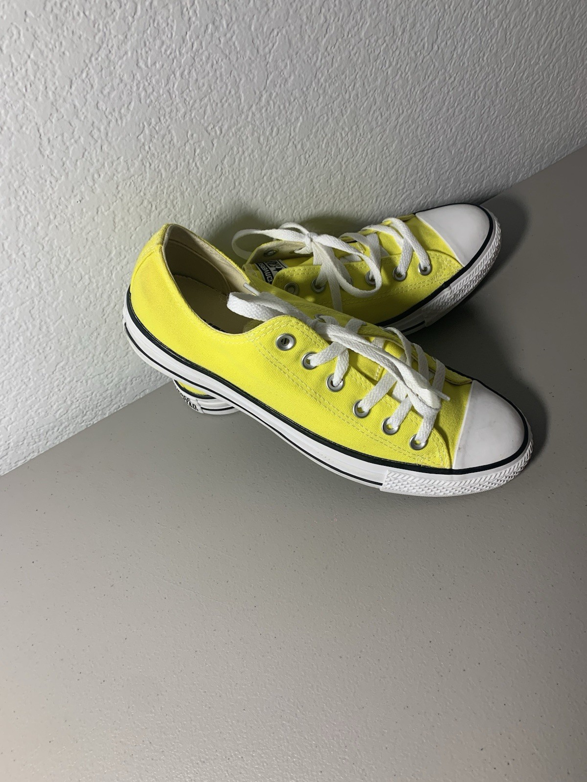 Converse Chuck Taylor All Star Unisex Men’s: Size 8. Women’s: Size: 10