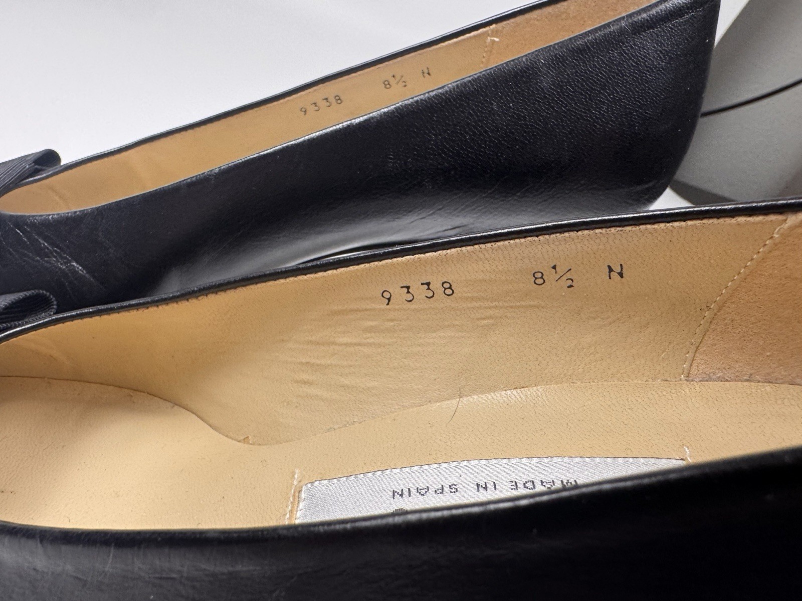 ETIENNE AIGNER Black Vintage Leather pumps, Grosgrain Bow with Logo 8.5 Narrow