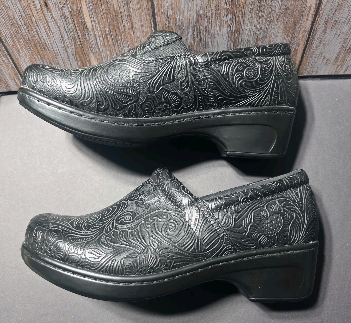 Yuu Bethanee Black Tooled Embossed Leather Floral Paisley Clogs Slip-On Shoes 8W