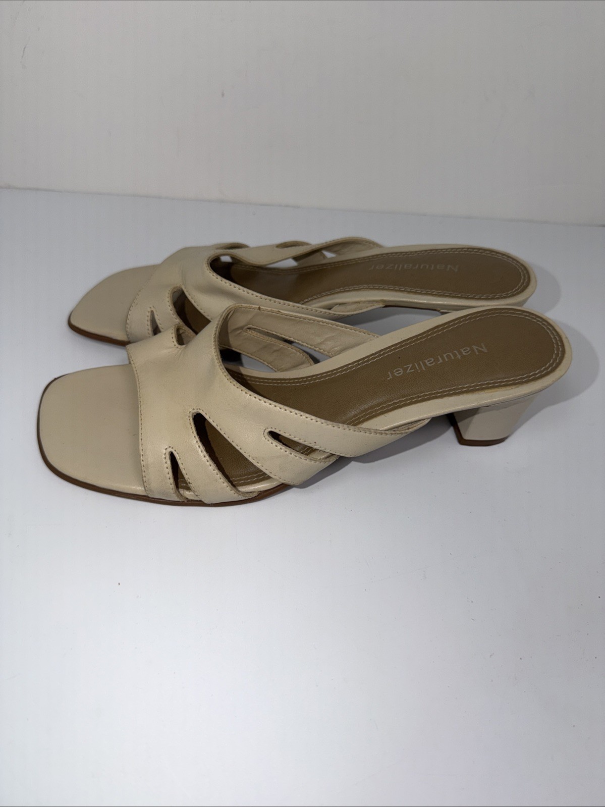Women’s Leather Off-White Naturalizer Sandal Slip-on Pumps Sz 7.5 M 2.5” Heel
