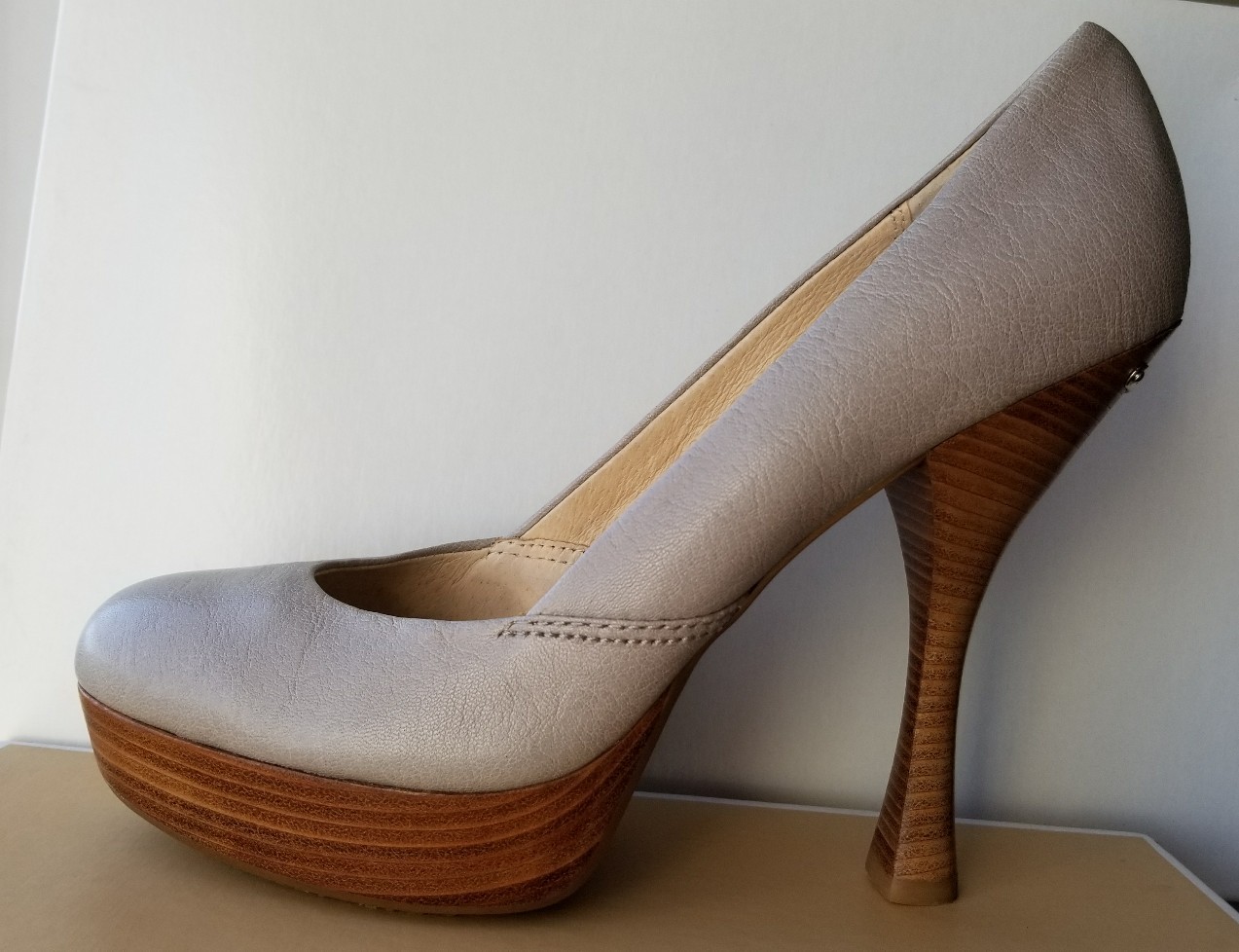 Michael KORS MK BELINDA SILVER LOGO PLATE ROUND TOE PUMPS US 10 I LOVE SHOES