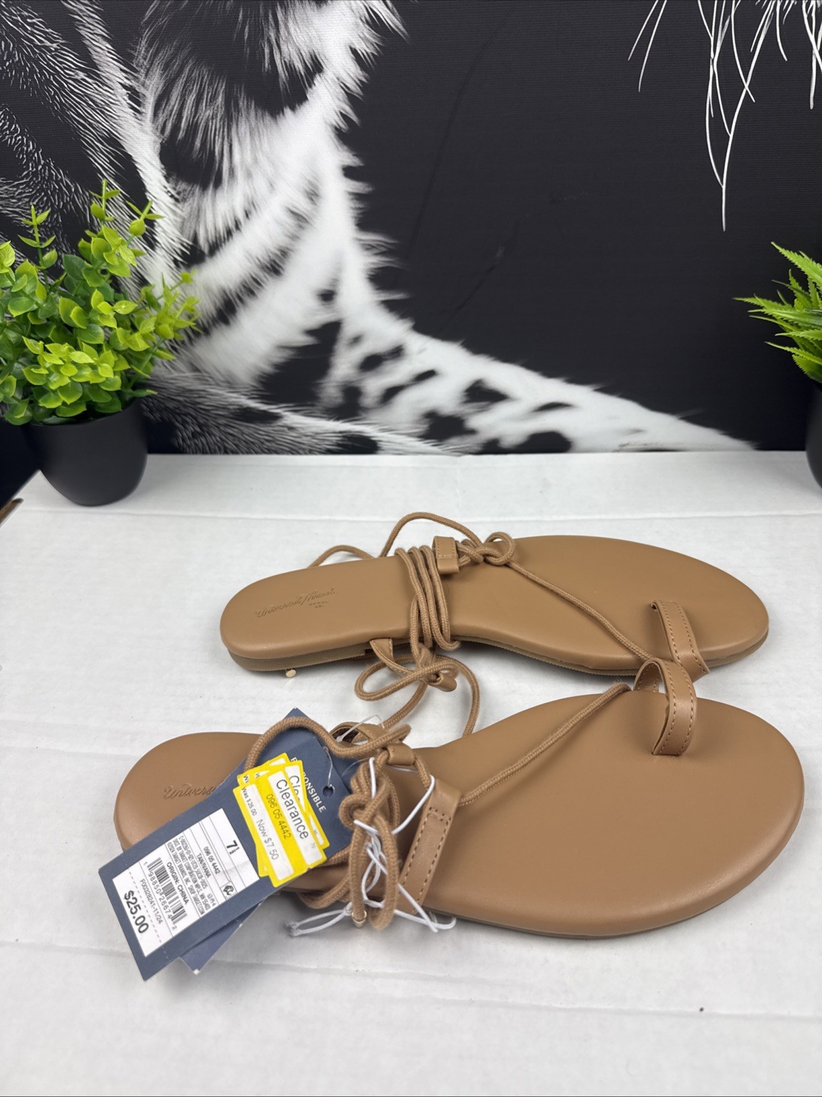 Universal Thread Women’s Strappy Lace-Up Toe-Loop Flat Sandals NWT Tan Sz 7.5