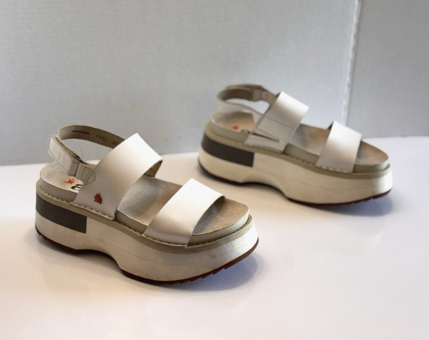 The Art Company Art Life Women’s Sz 7/37 White Leather Strappy Platform Sandals