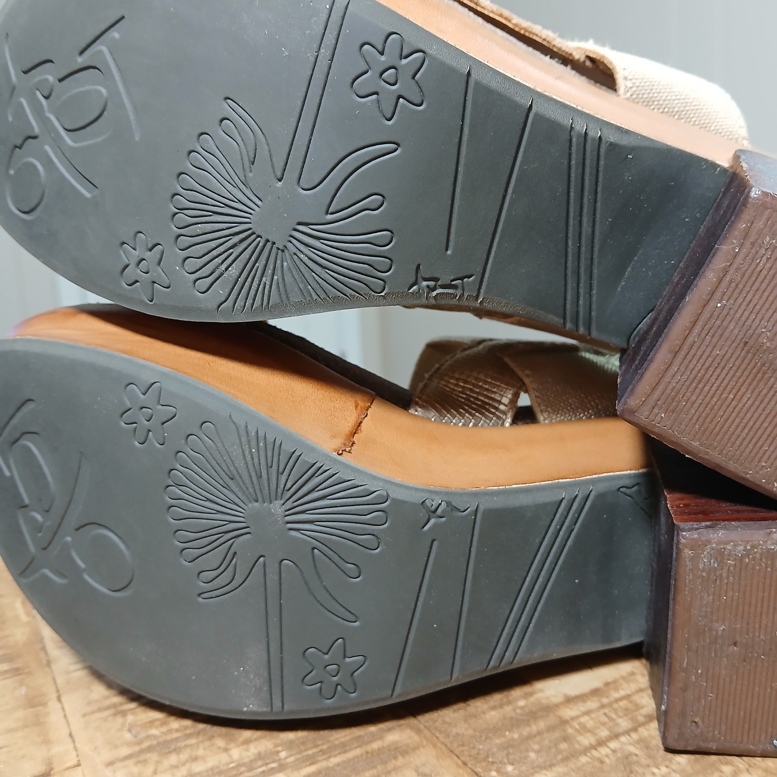 ​OTBT Indio Platform Sandals Womens 9M Gold Metallic Textured Leather Wood Heel