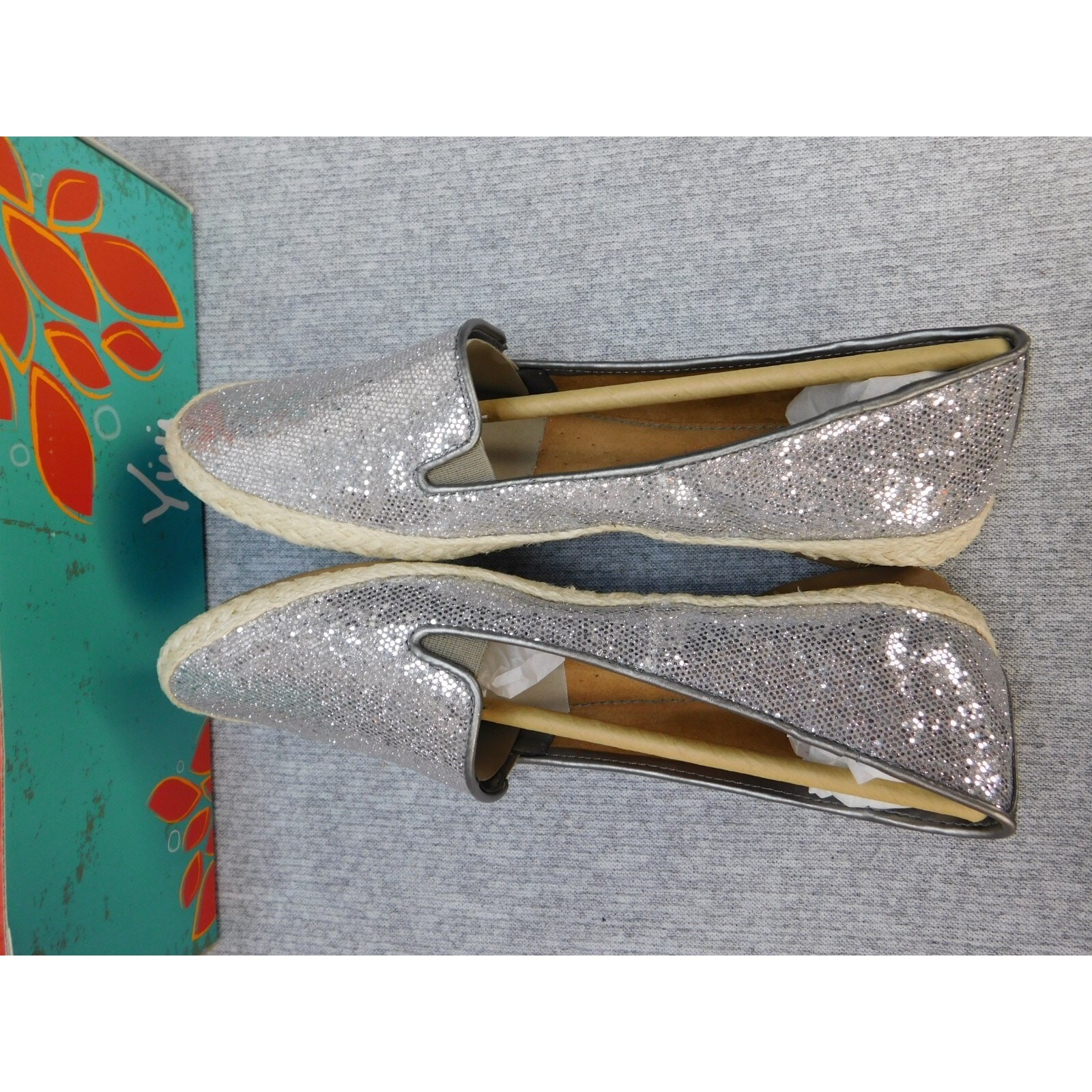 Yuu Geniva Espadrille Slip-on Shoe Womens 8 Silver Glitter NIB YU10127