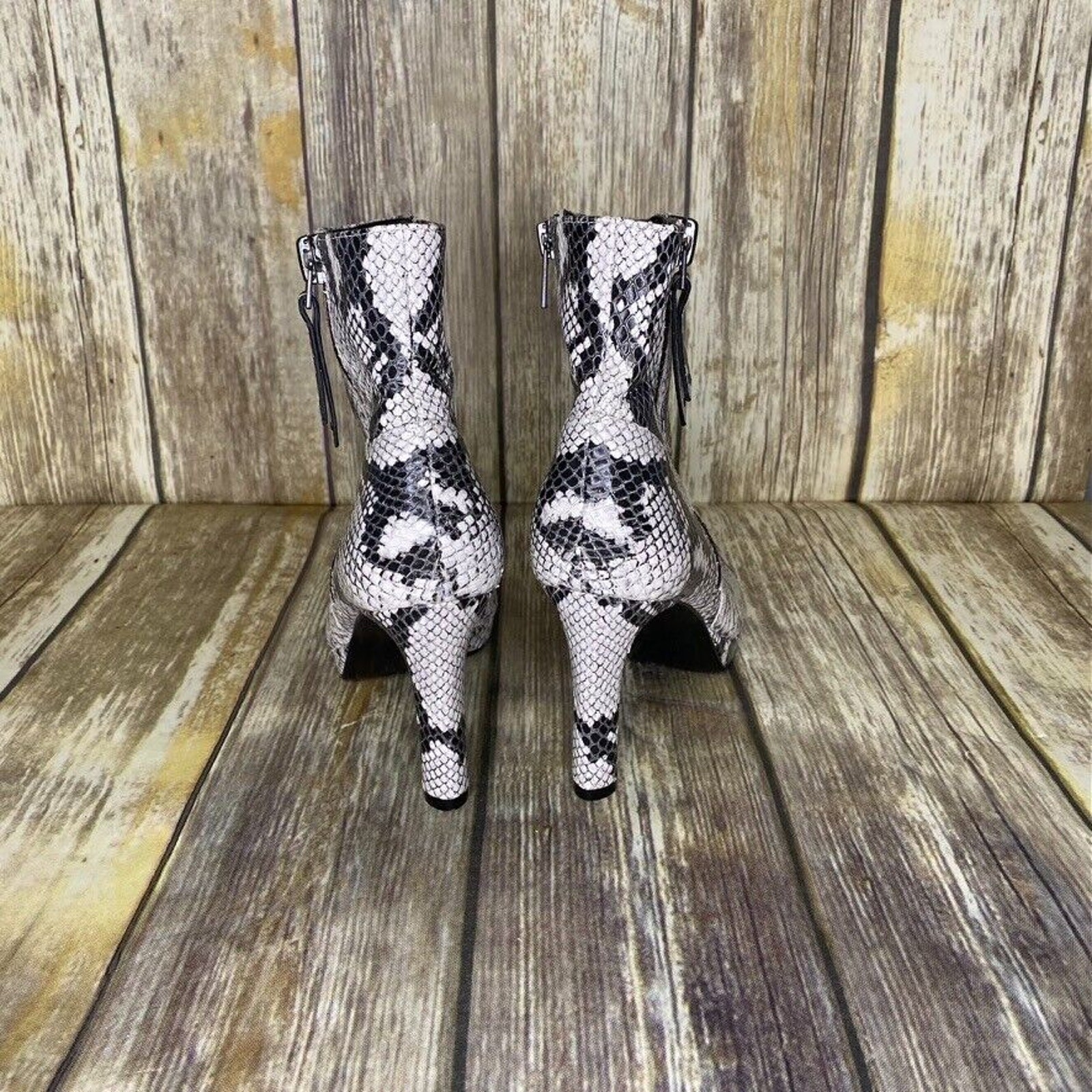 NWOT Womens Naturalizer «Tiana» Snake Print 2.5 in Heeled Bootie size 6.5