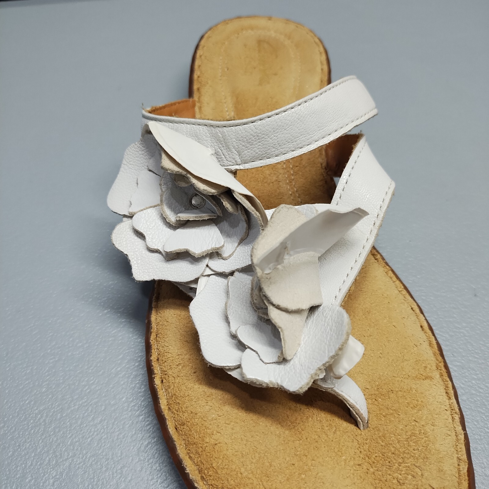 Clarks Artisan Brisk Dahlia Flip Flops Women 9M Tan White Floral Leather Slip On