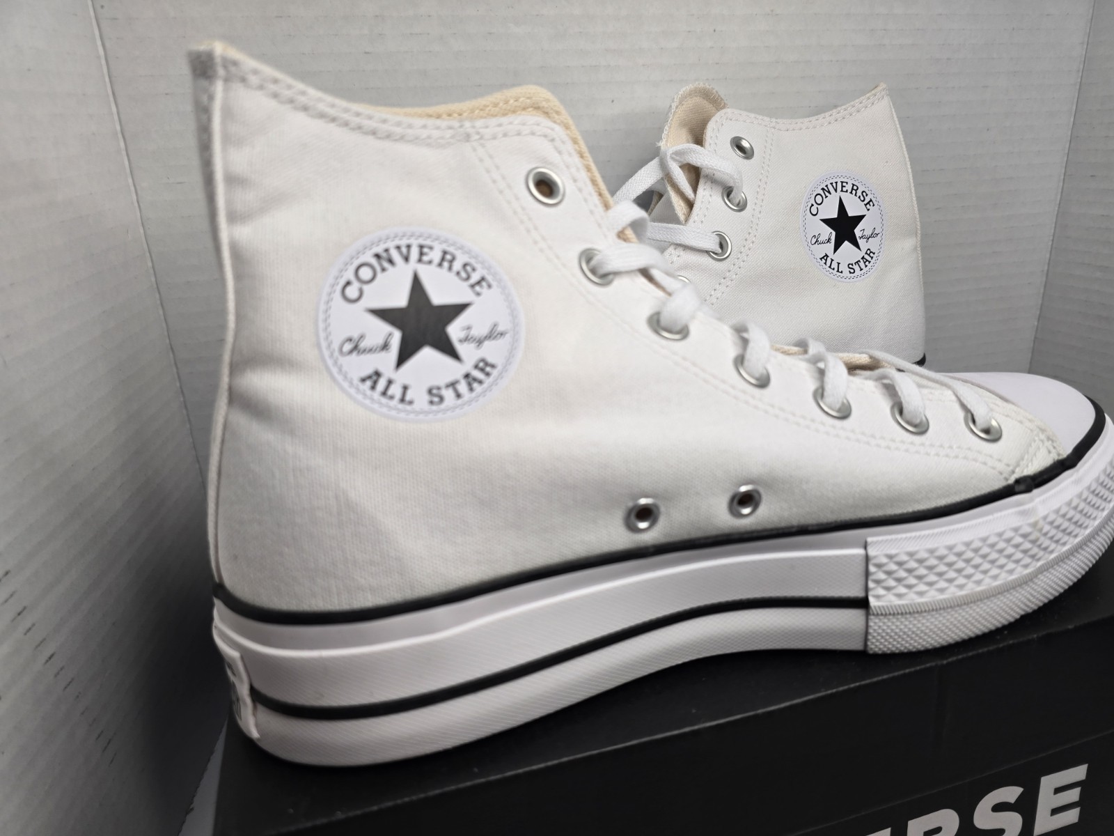 New Converse Chuck Taylor All Star Lift Hi Canvas Shoes (560846F) – White Size 9