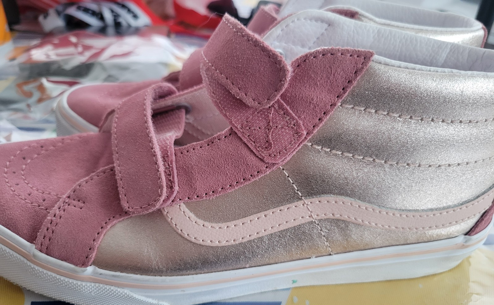 Vans women’s size (7) color pink two tone metallic