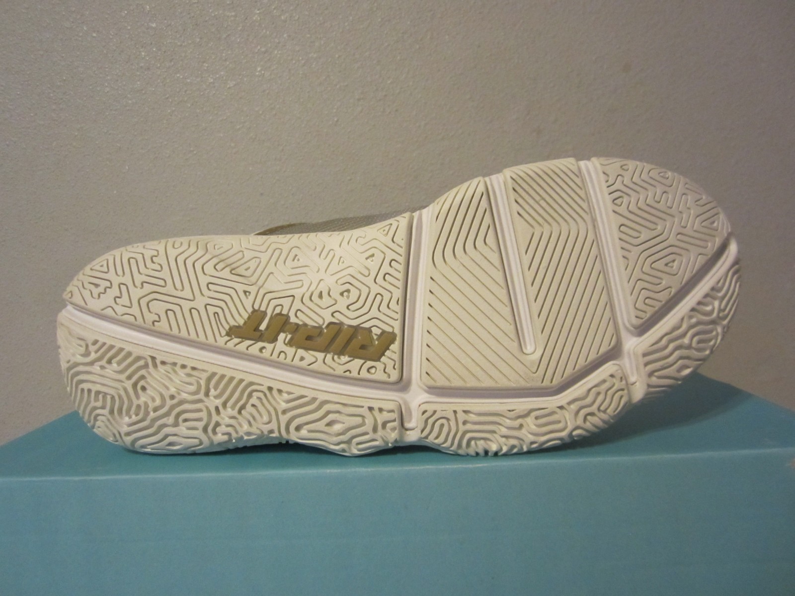 NIB Rip-It Rip It Future Court Volleyball white/gold sz 7 Womens $140