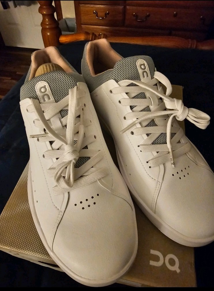 On THE ROGER Advantage Men’s Low Top Lace-Up Sneaker White Gray