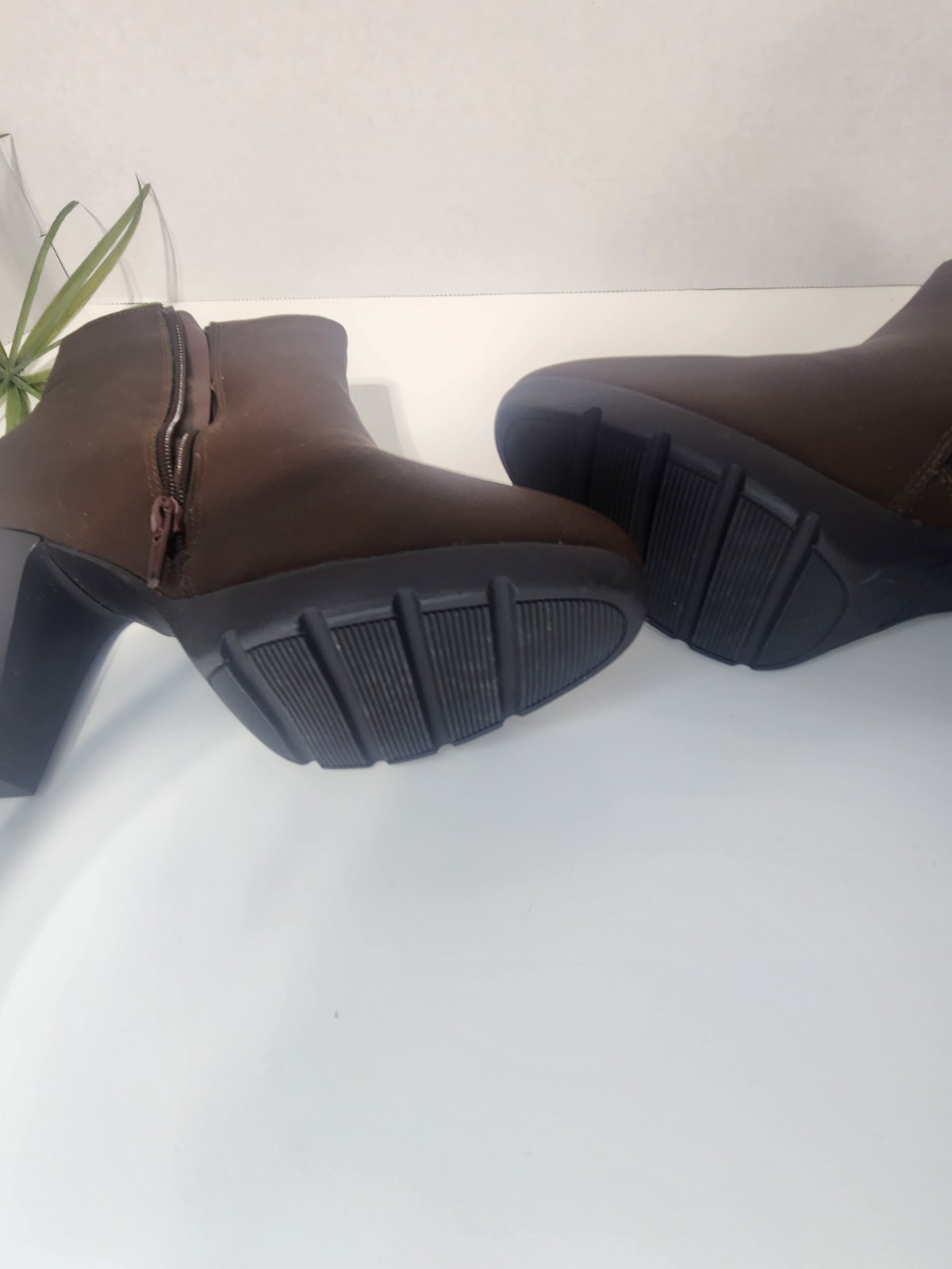 London Fog Women’s Brown Leather Ankle Bootie Round Toe Side Zip Boot US 6